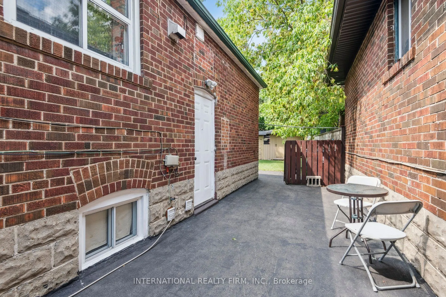 1982 Lawrence Avenue W