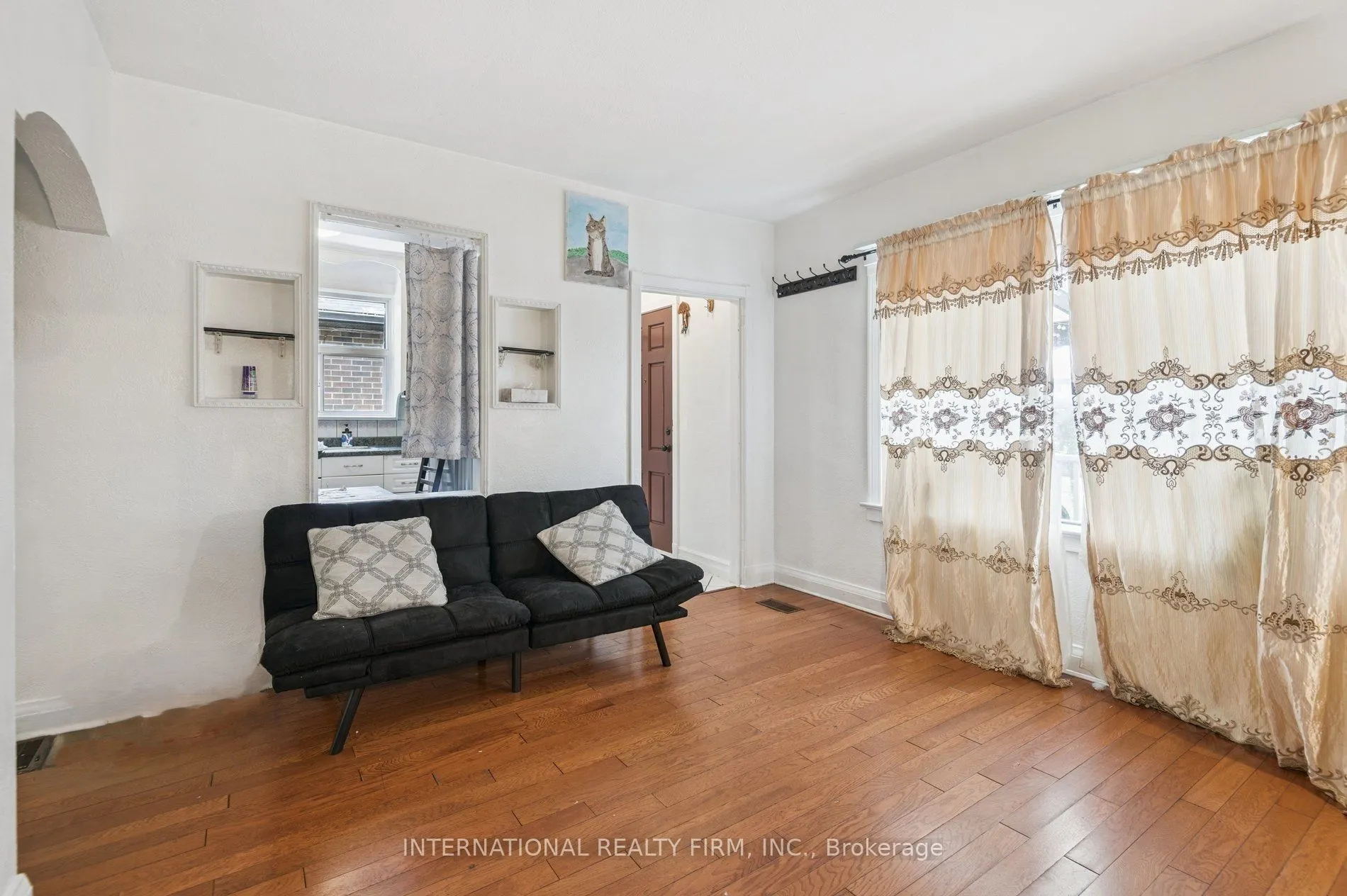 1982 Lawrence Avenue W