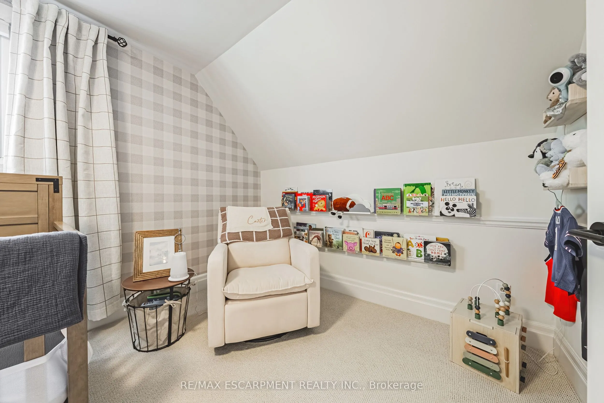 1394 Ian Road