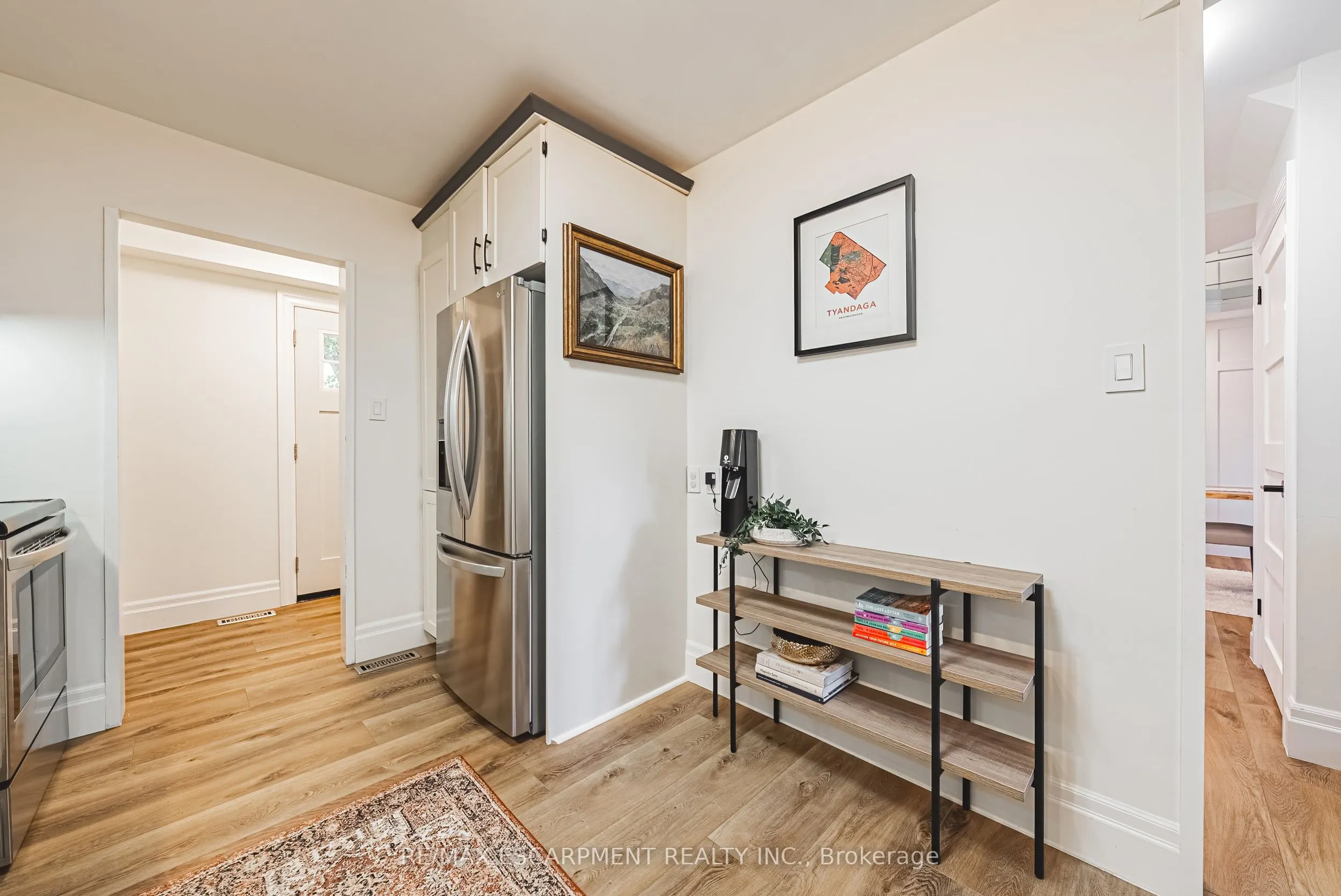 1394 Ian Road
