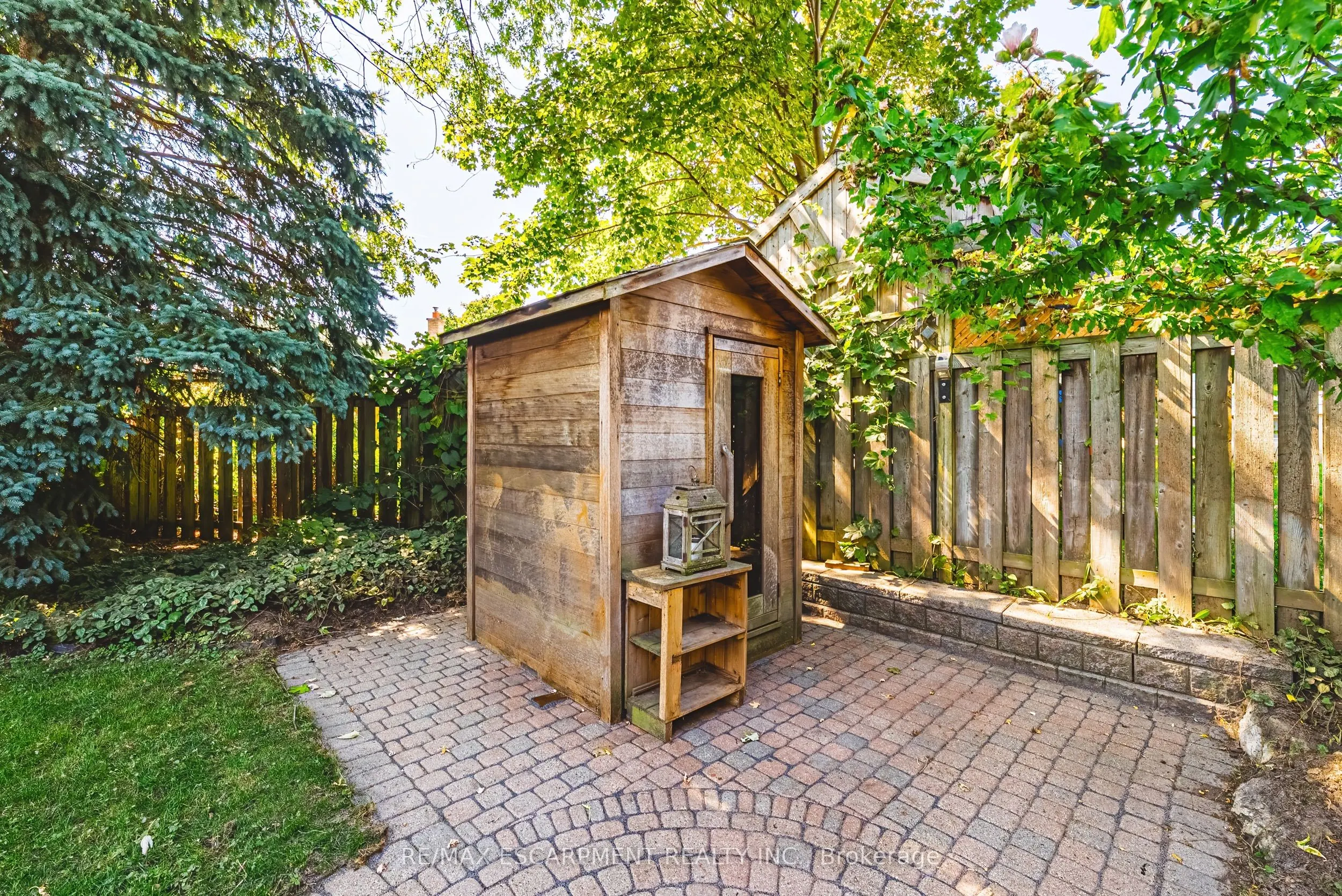 1394 Ian Road