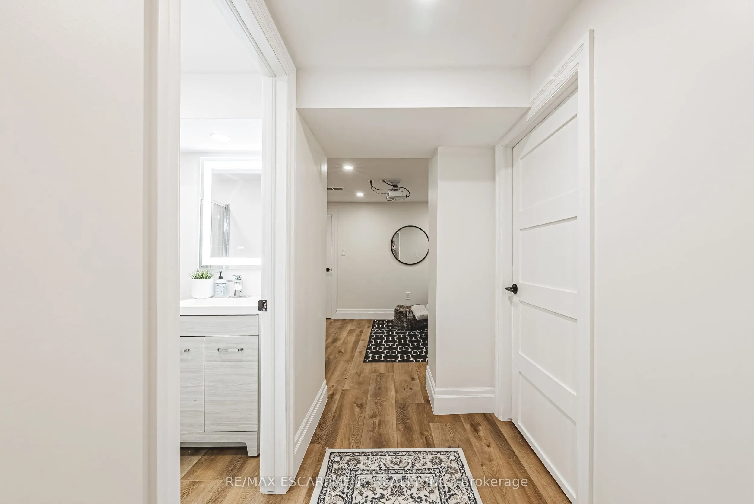 1394 Ian Road