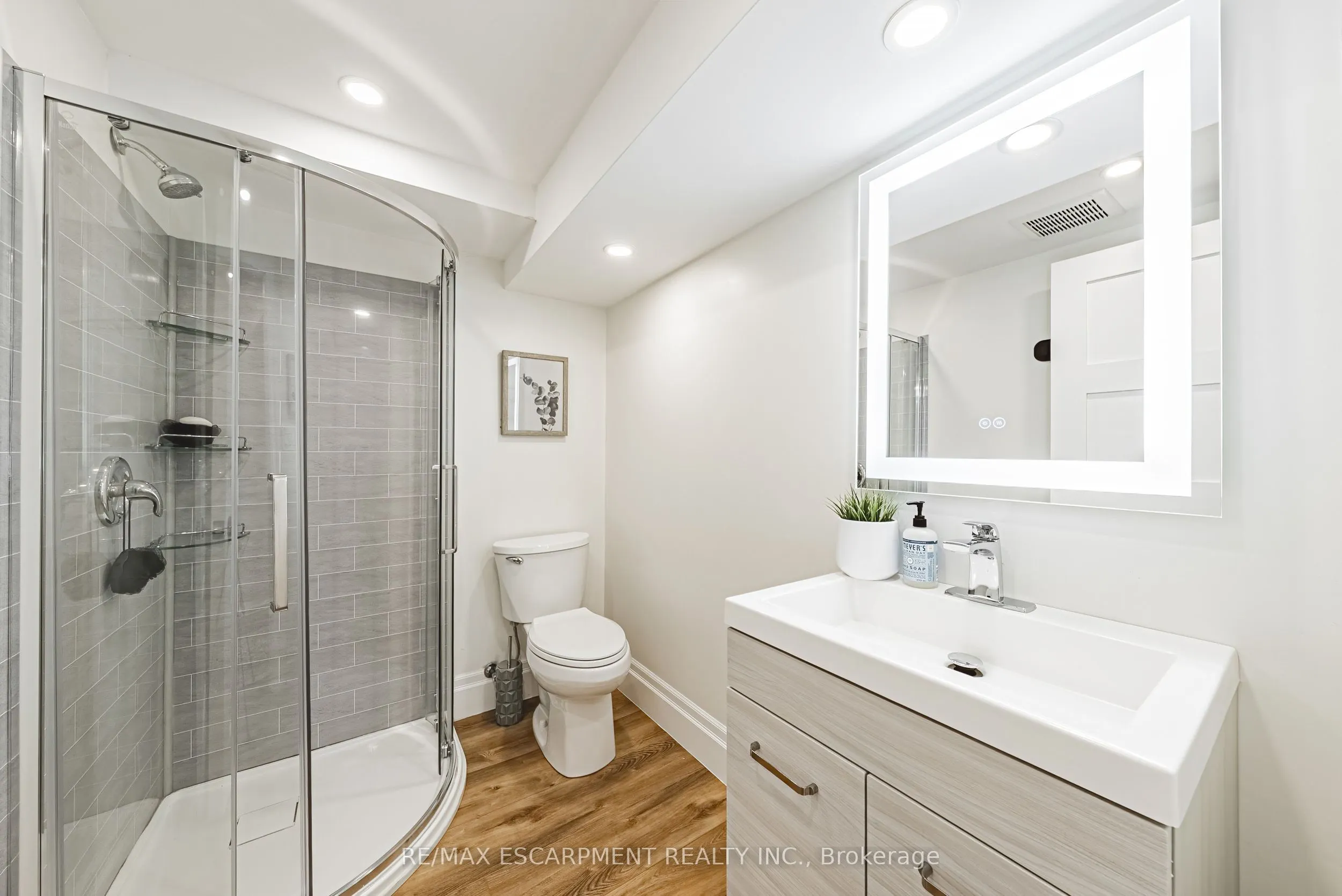 1394 Ian Road