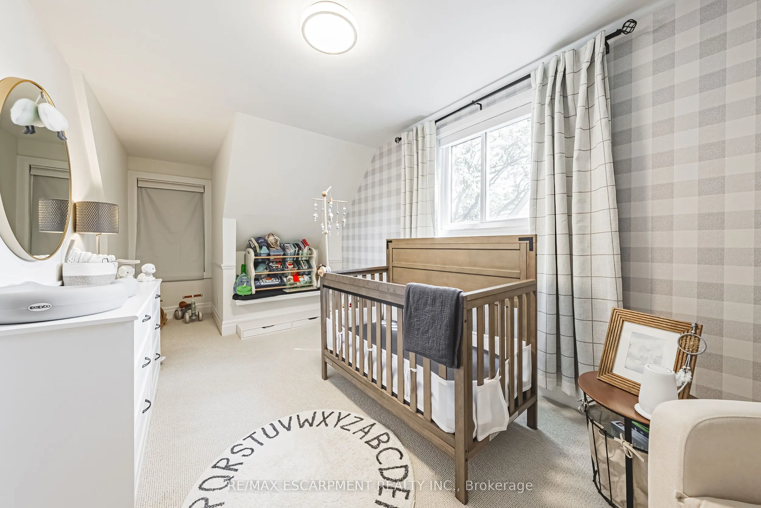 1394 Ian Road