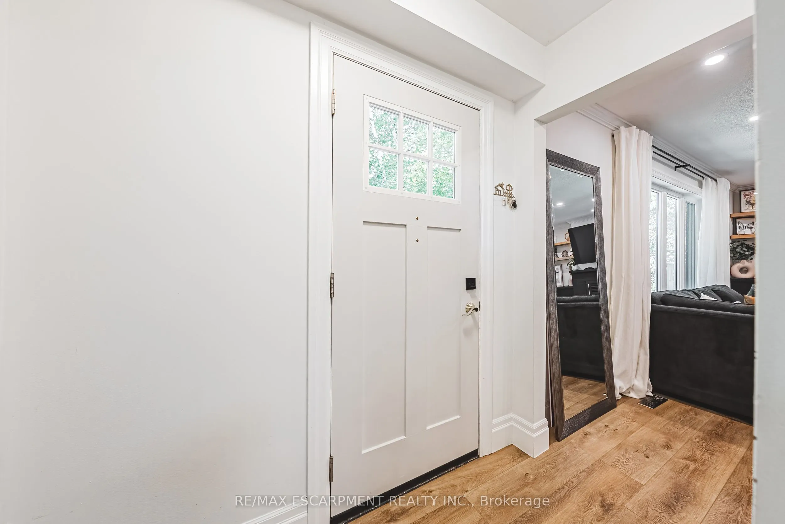 1394 Ian Road