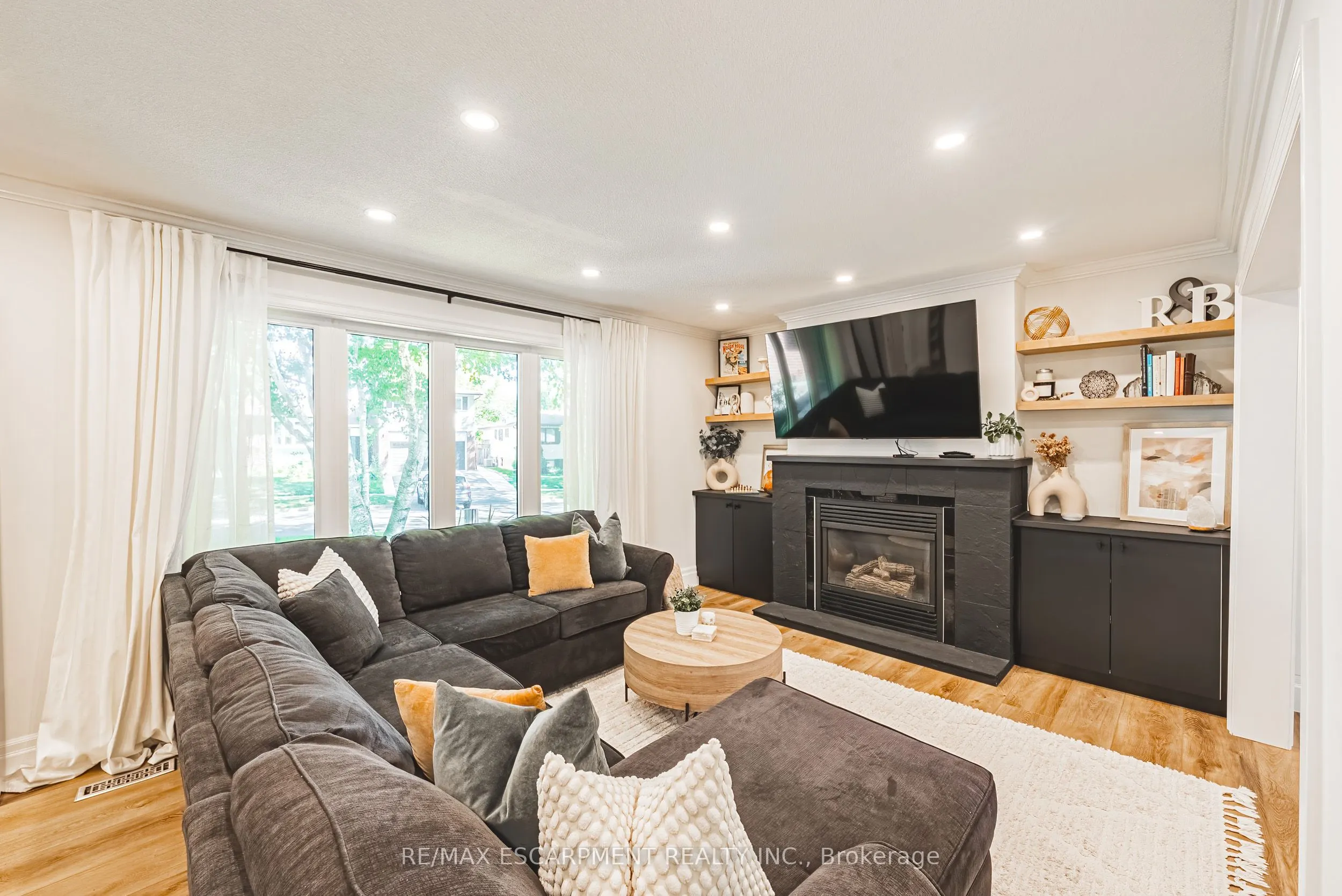 1394 Ian Road