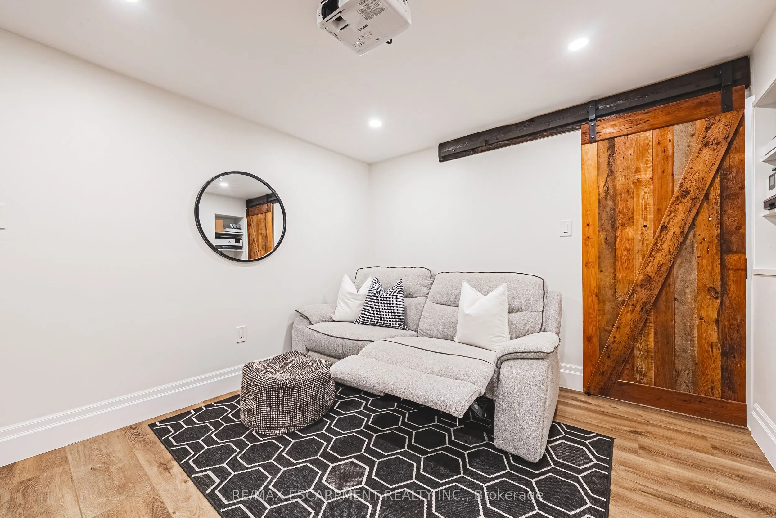 1394 Ian Road