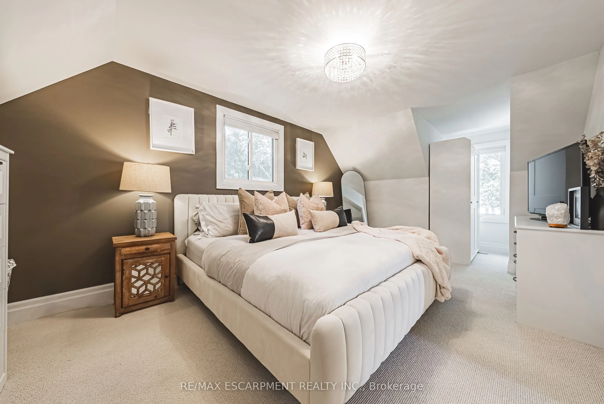 1394 Ian Road