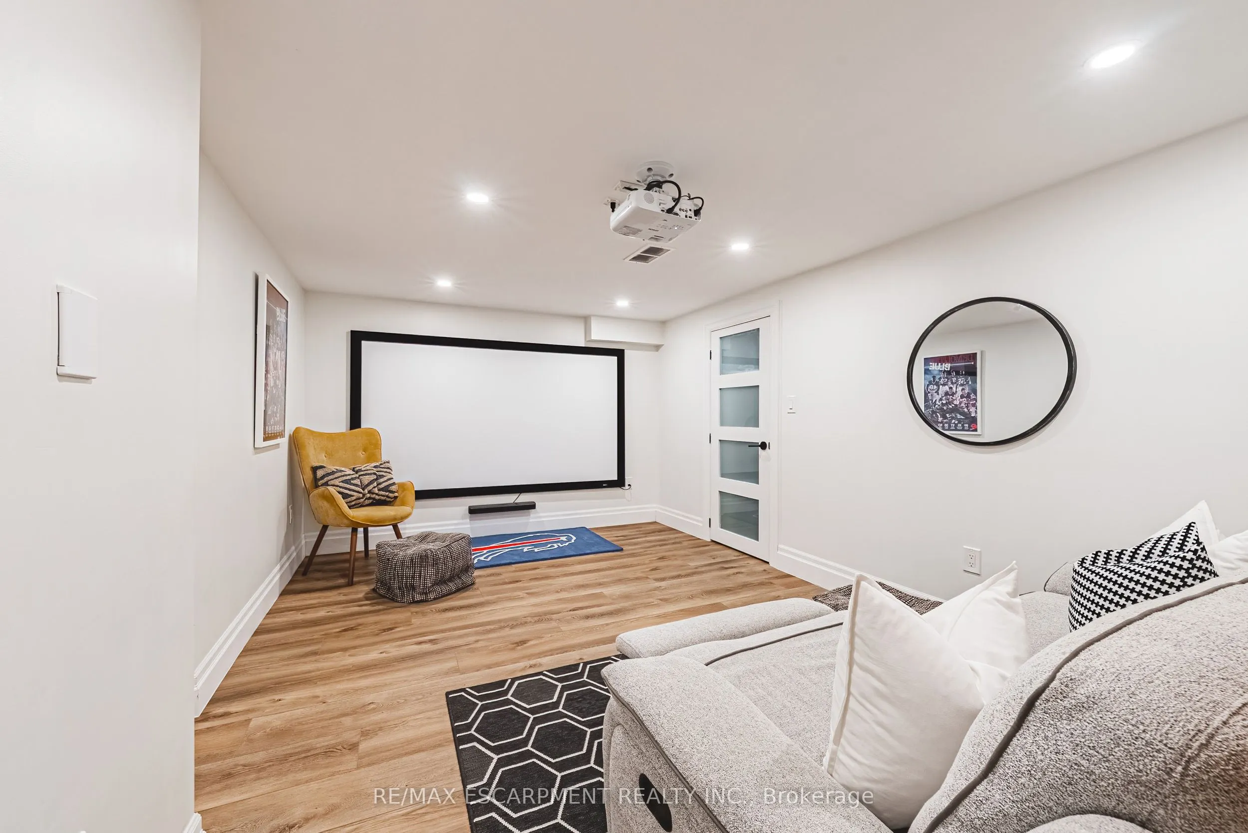 1394 Ian Road