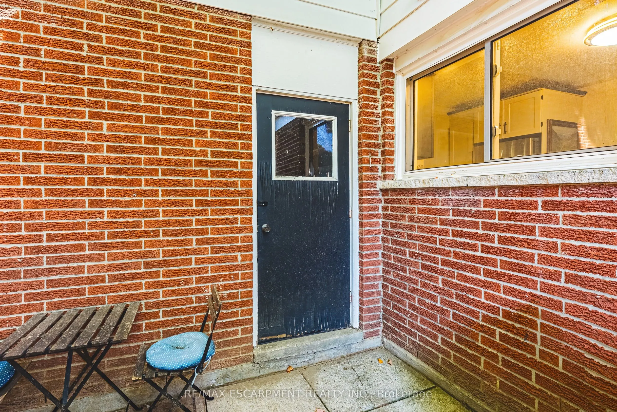 1394 Ian Road