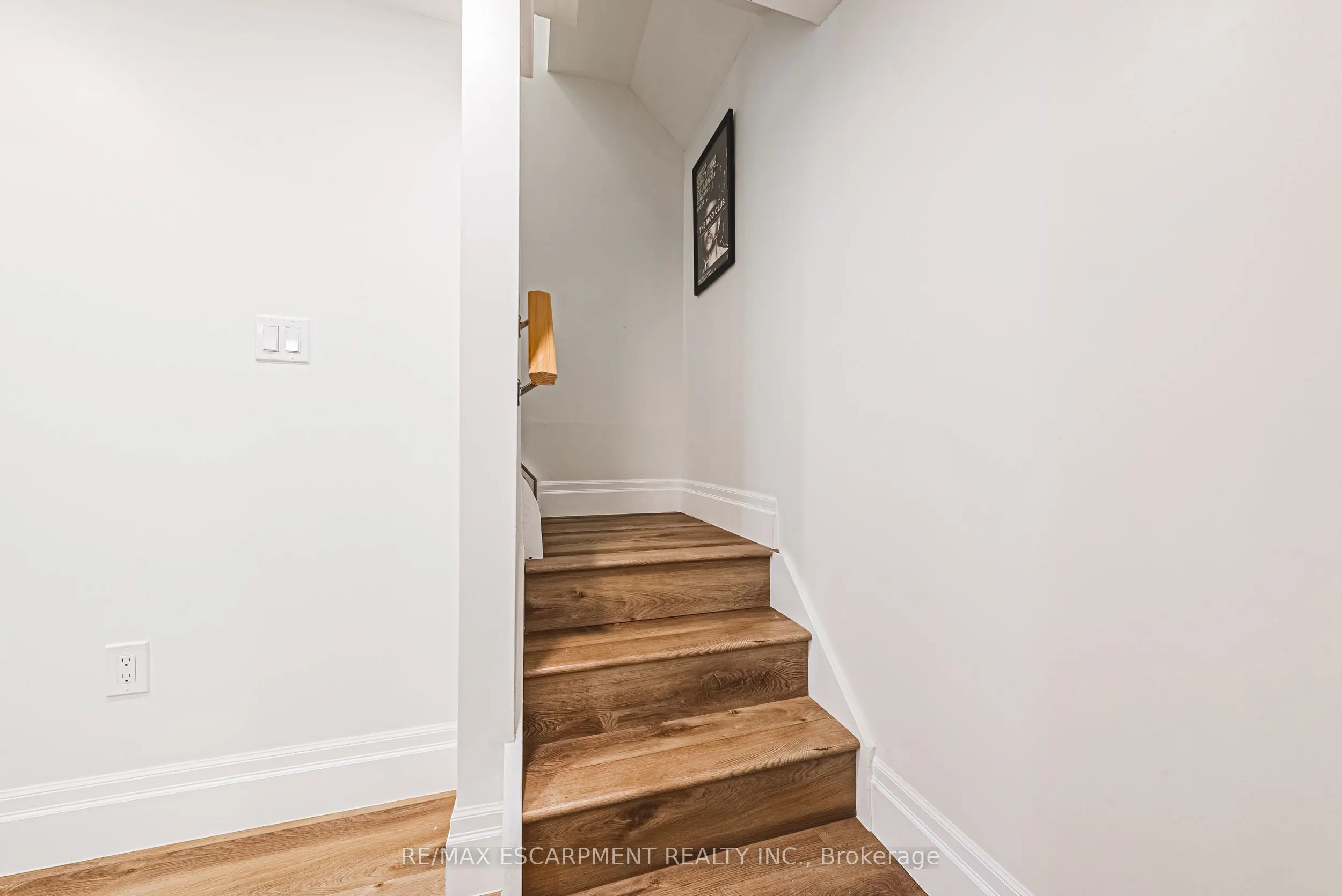1394 Ian Road