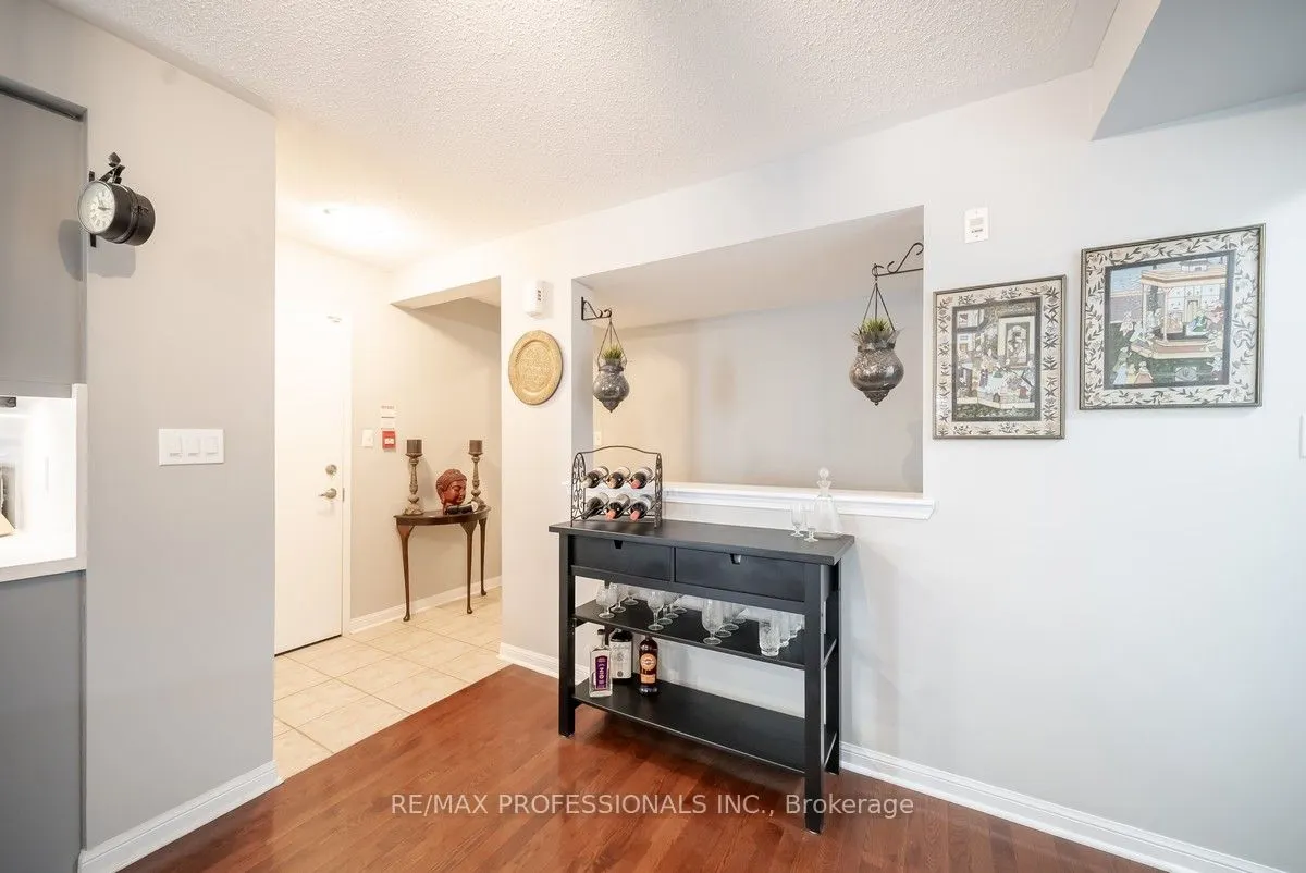 619 Dundas Street W, #4