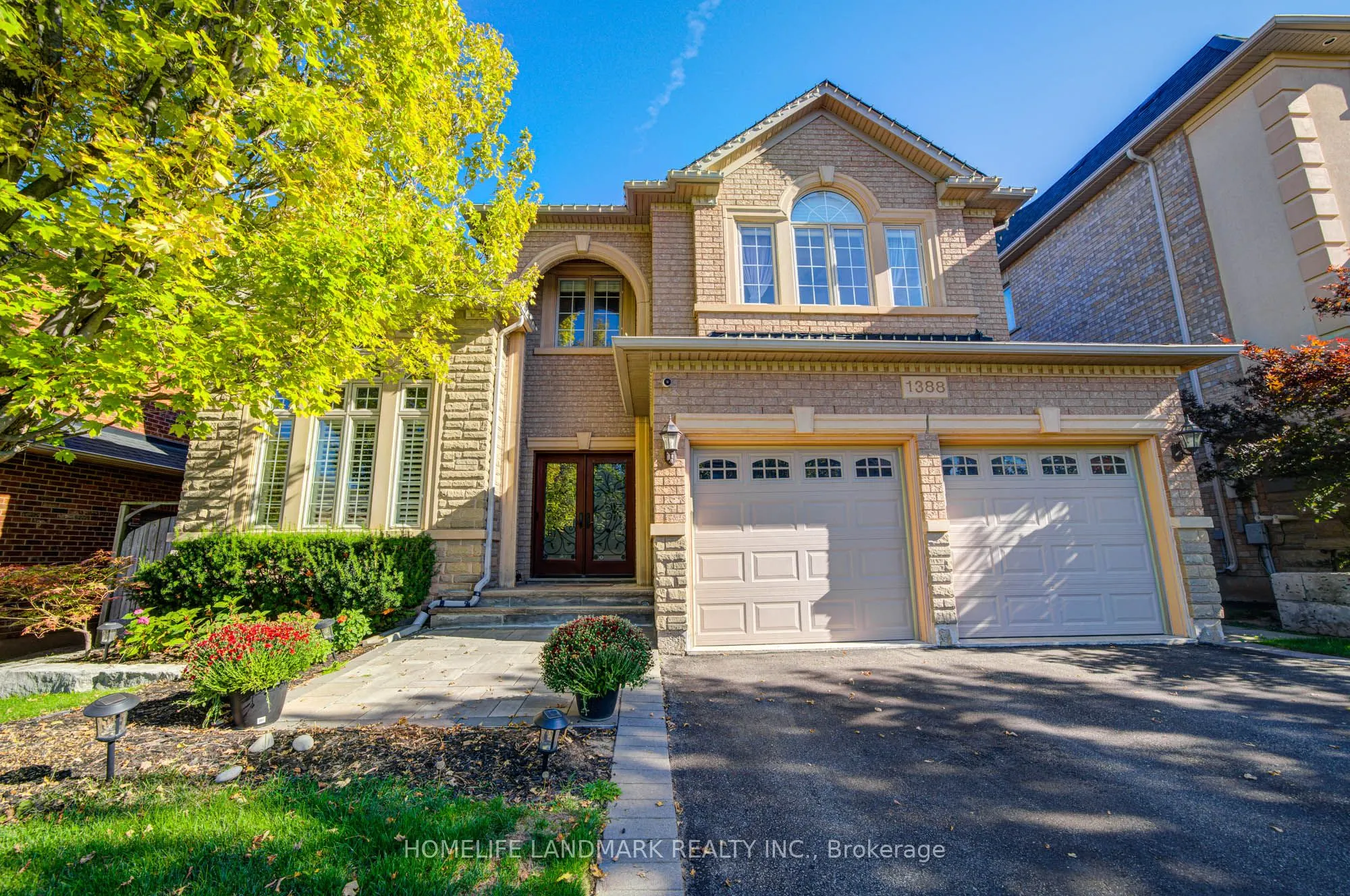 1388 Pinery Crescent