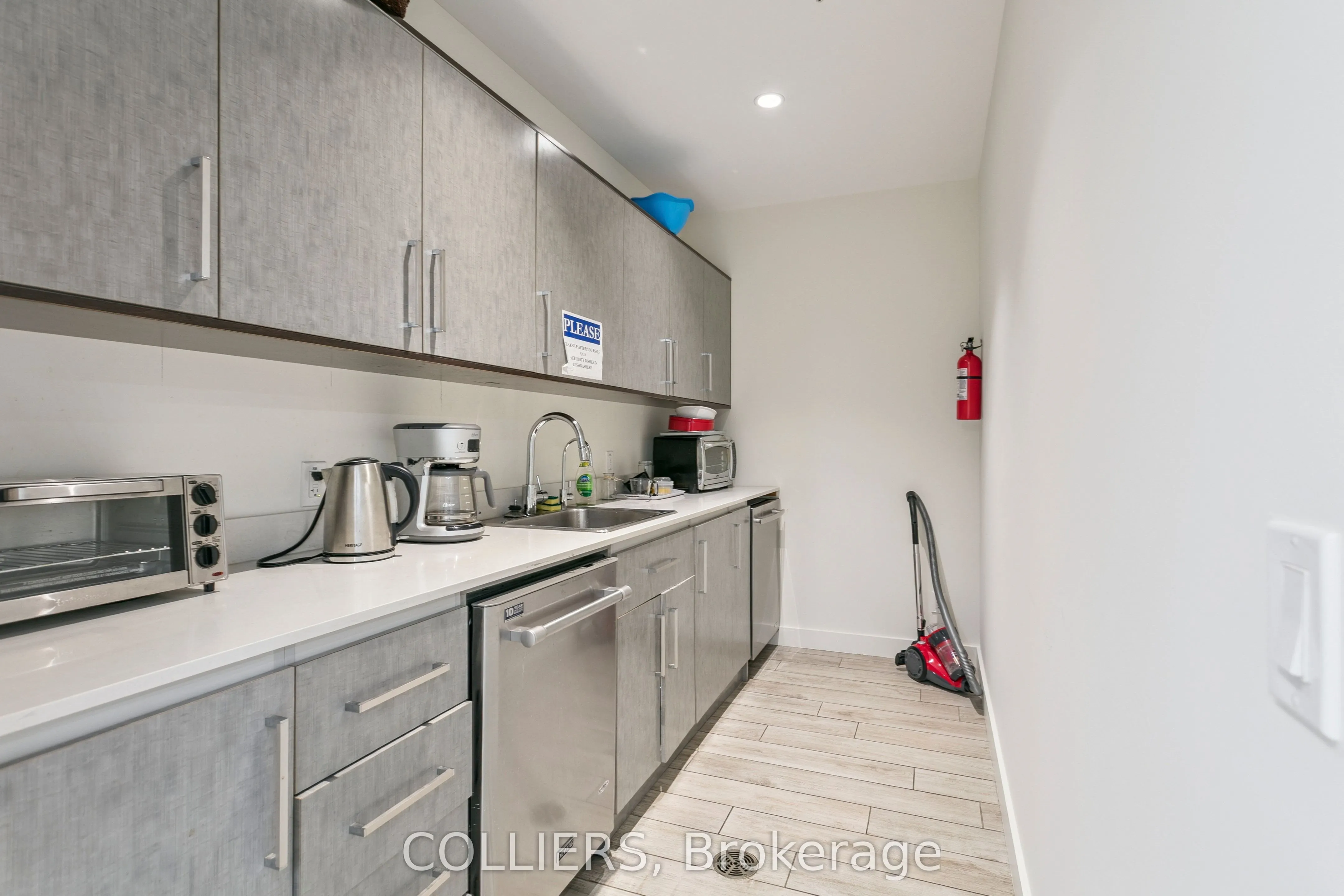 2926 Dundas Street W