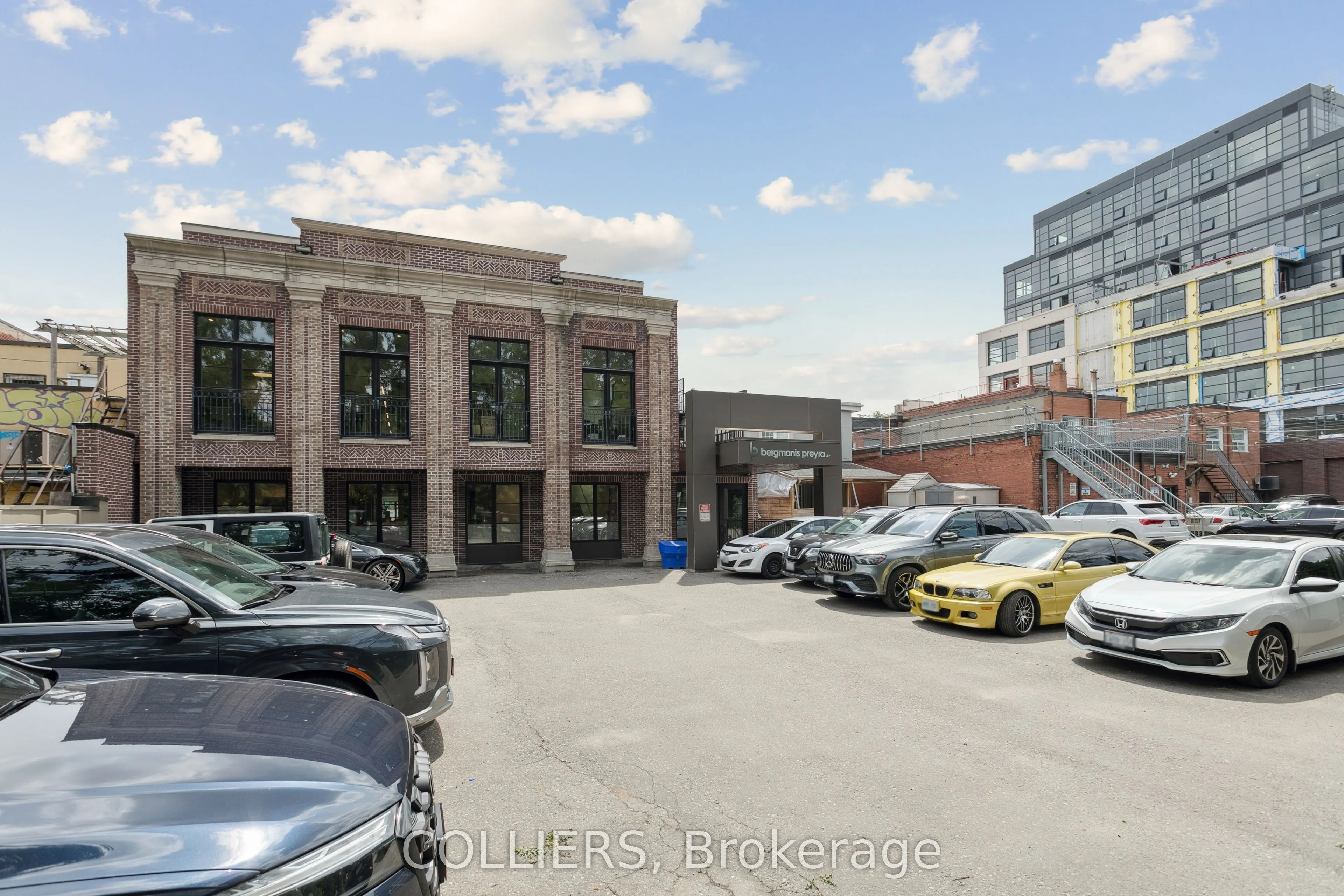 2926 Dundas Street W