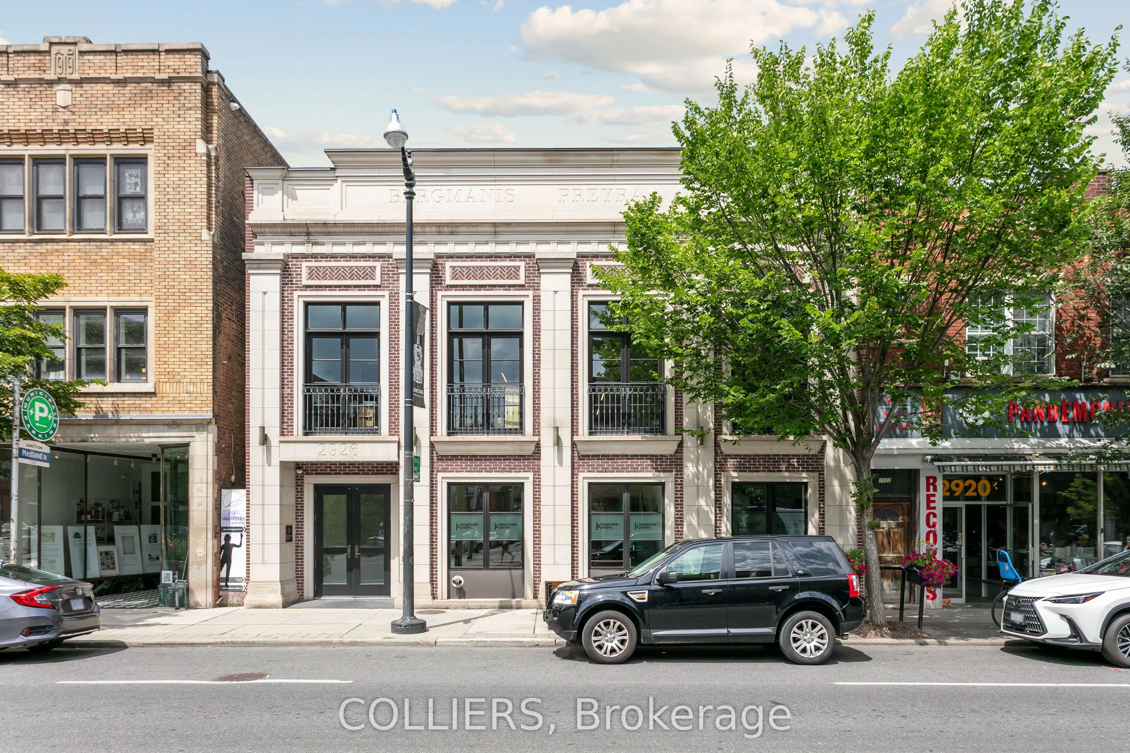2926 Dundas Street W