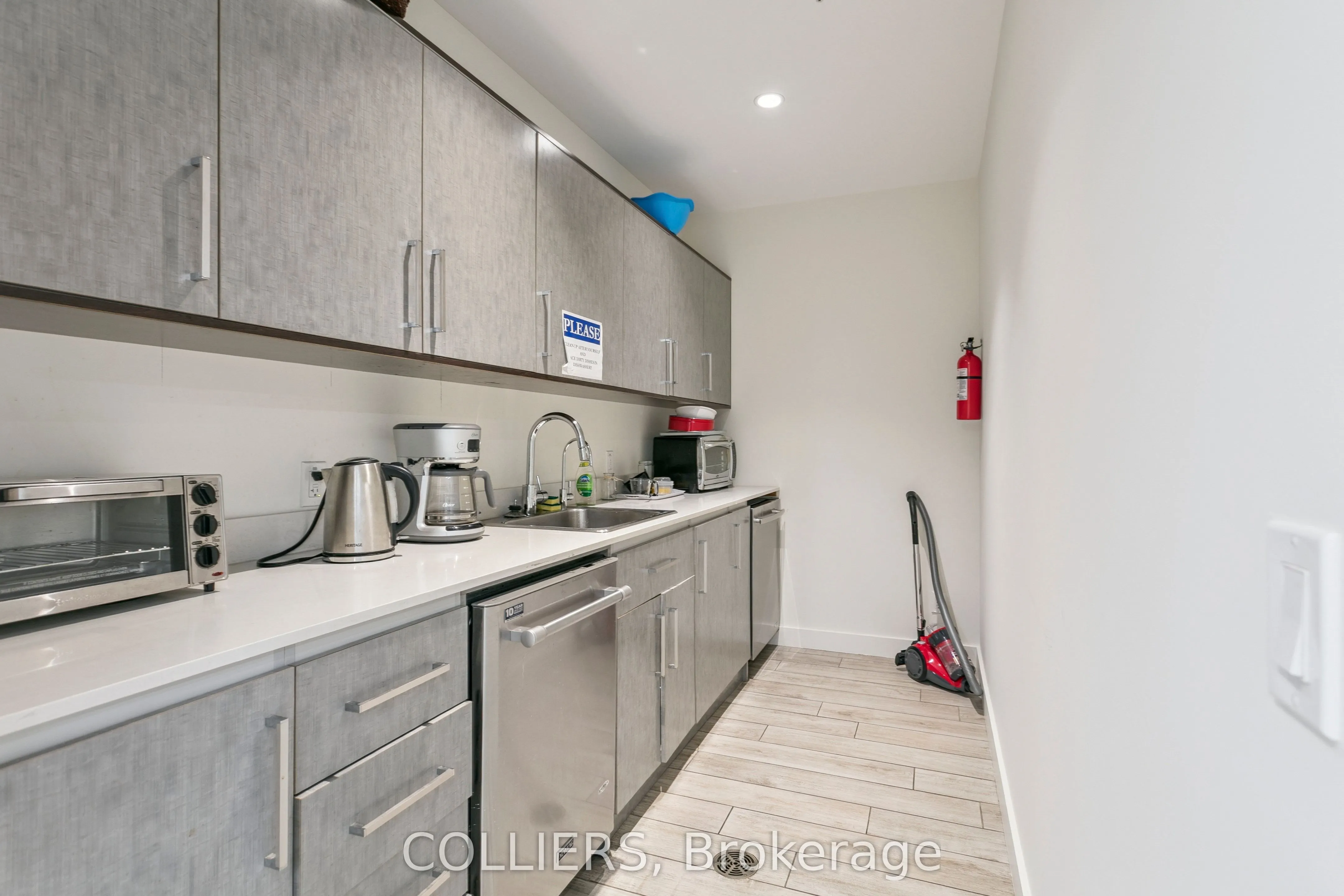 2926 Dundas Street W