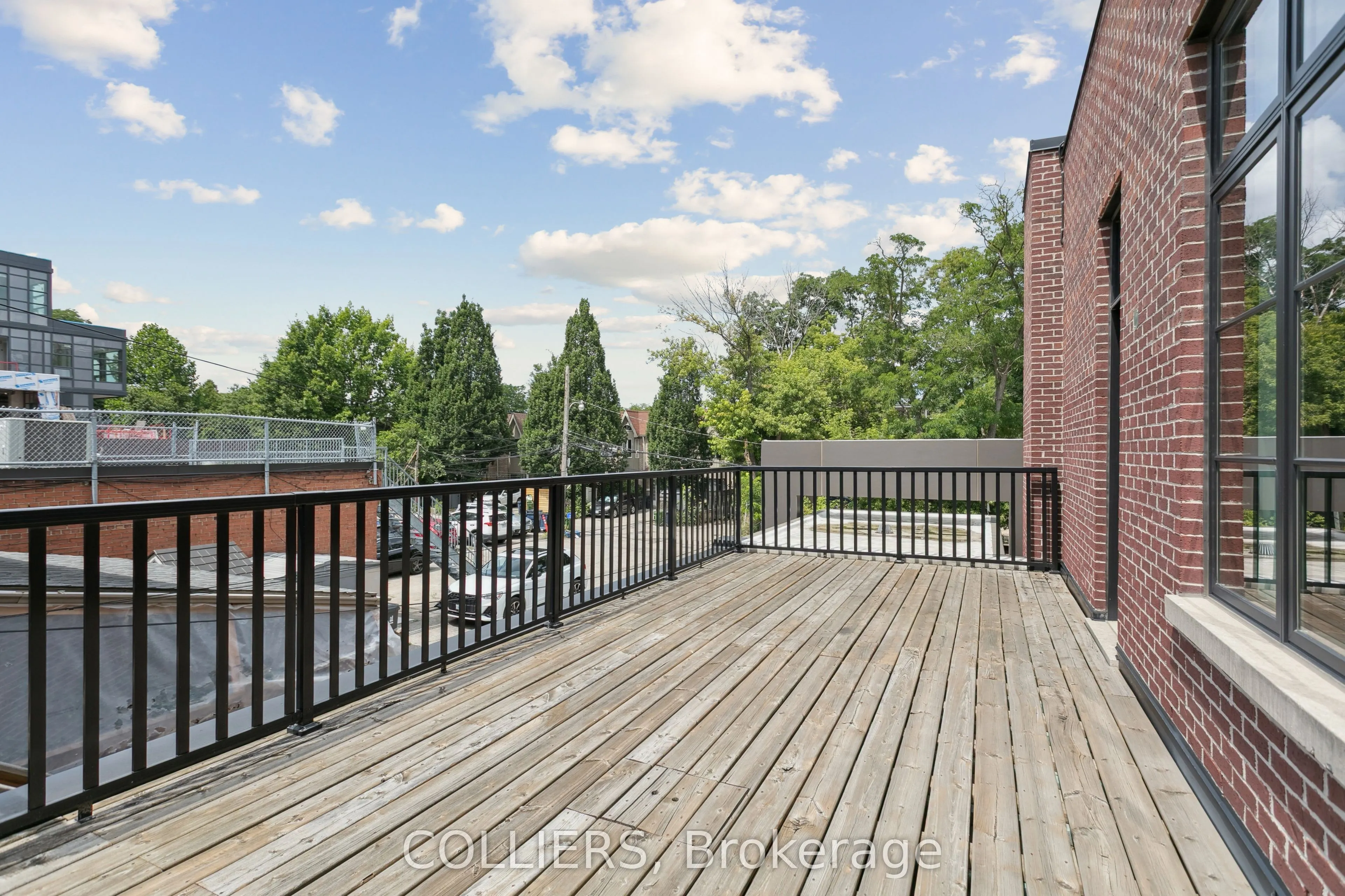 2926 Dundas Street W