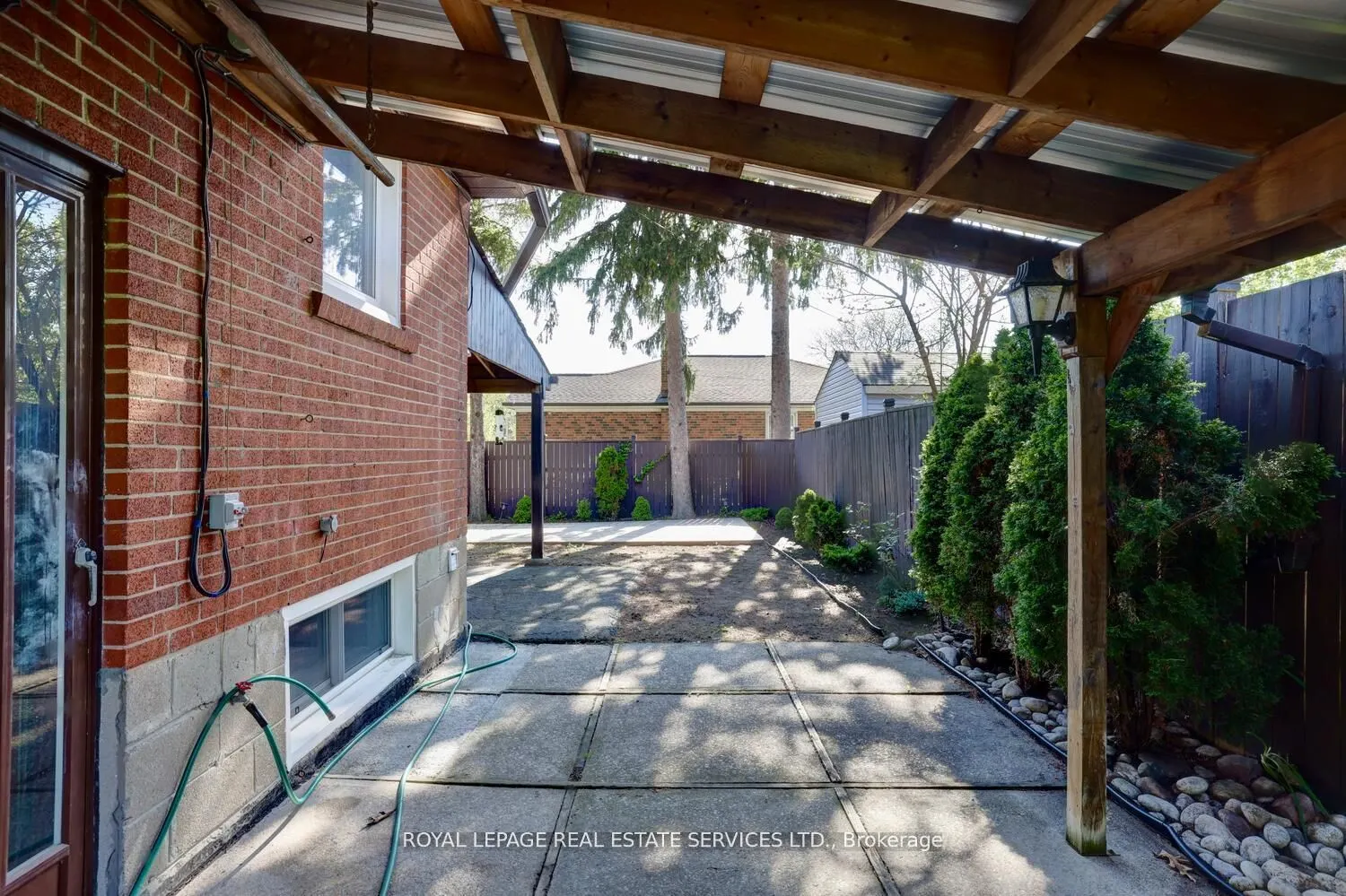 2 North Heights Road W