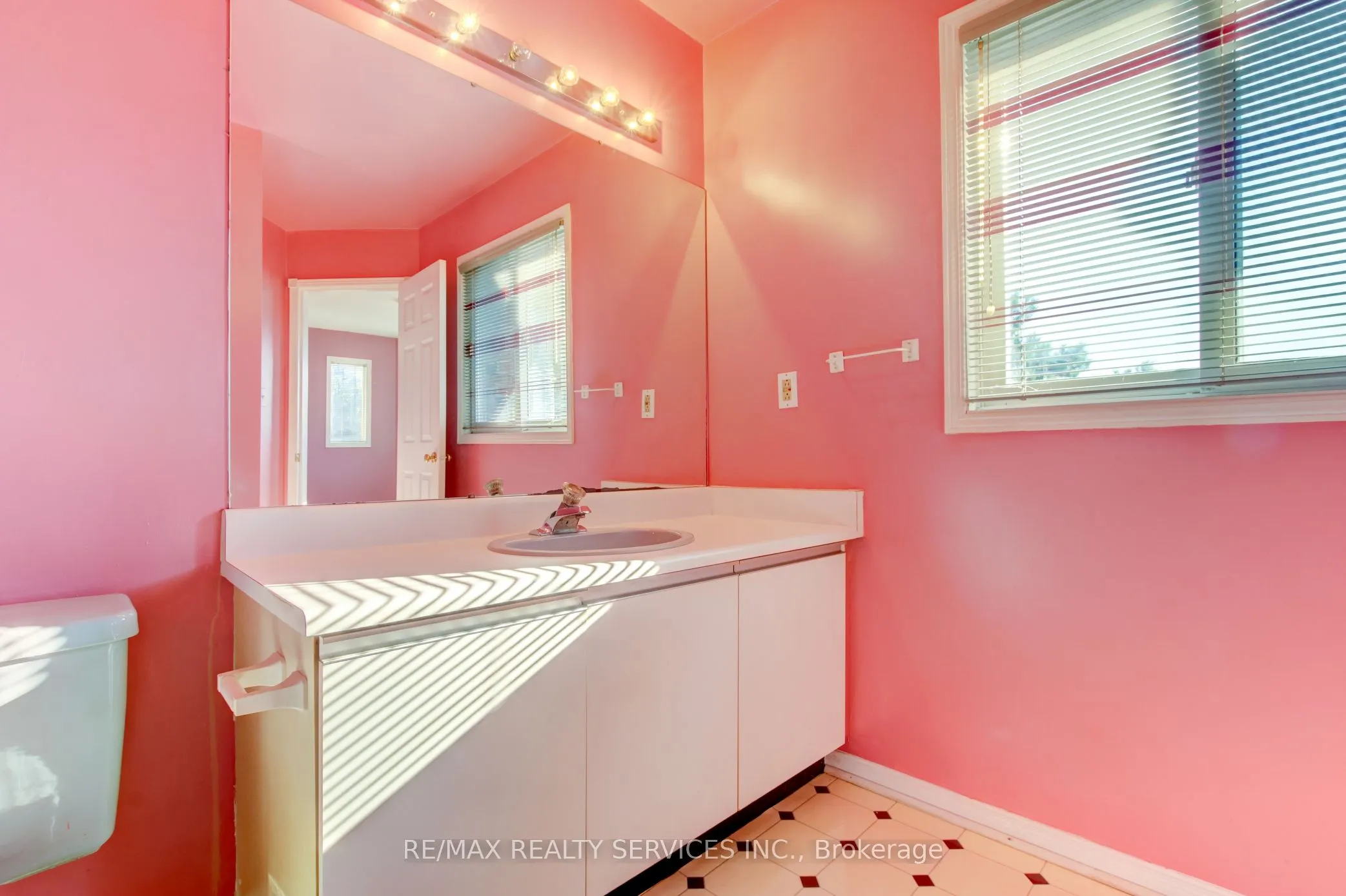 37 Lord Simcoe Drive