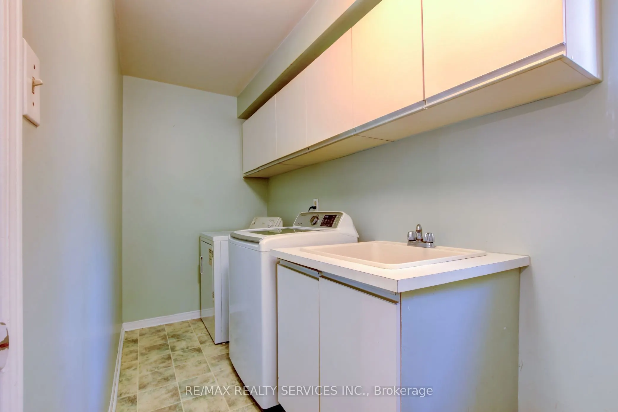 37 Lord Simcoe Drive