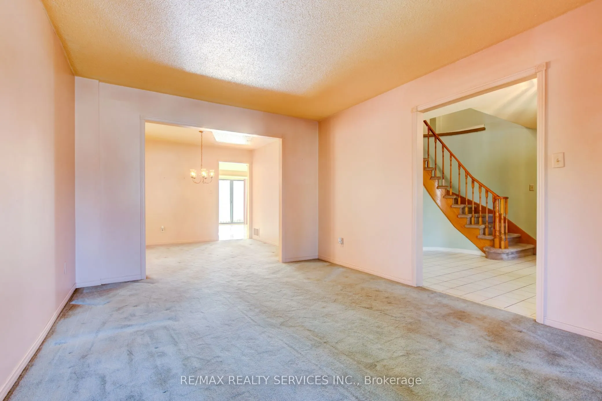 37 Lord Simcoe Drive