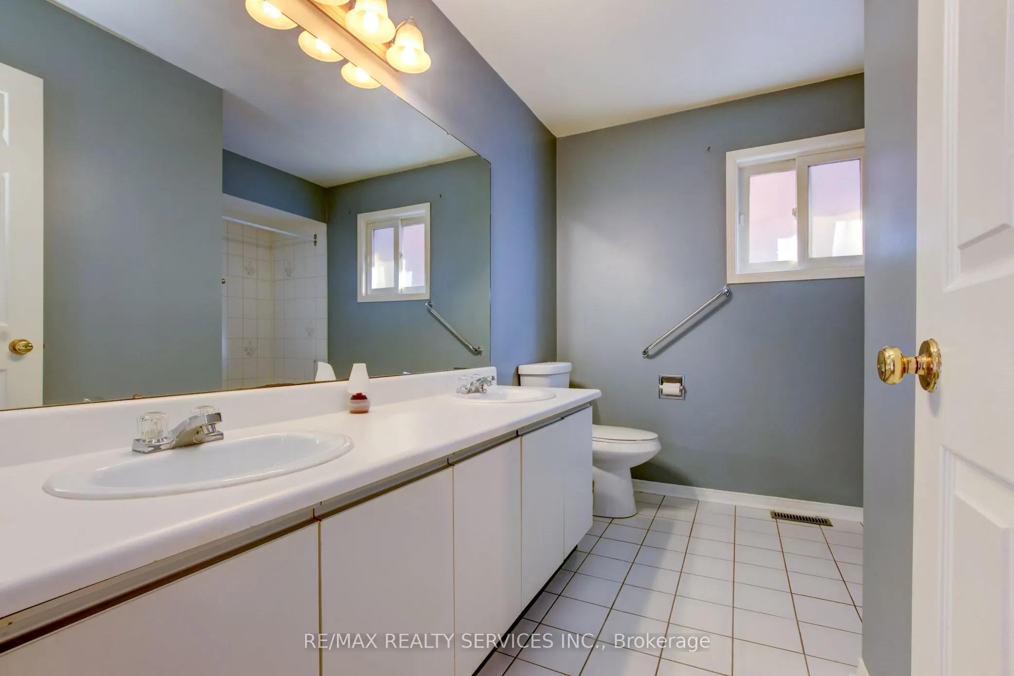 37 Lord Simcoe Drive