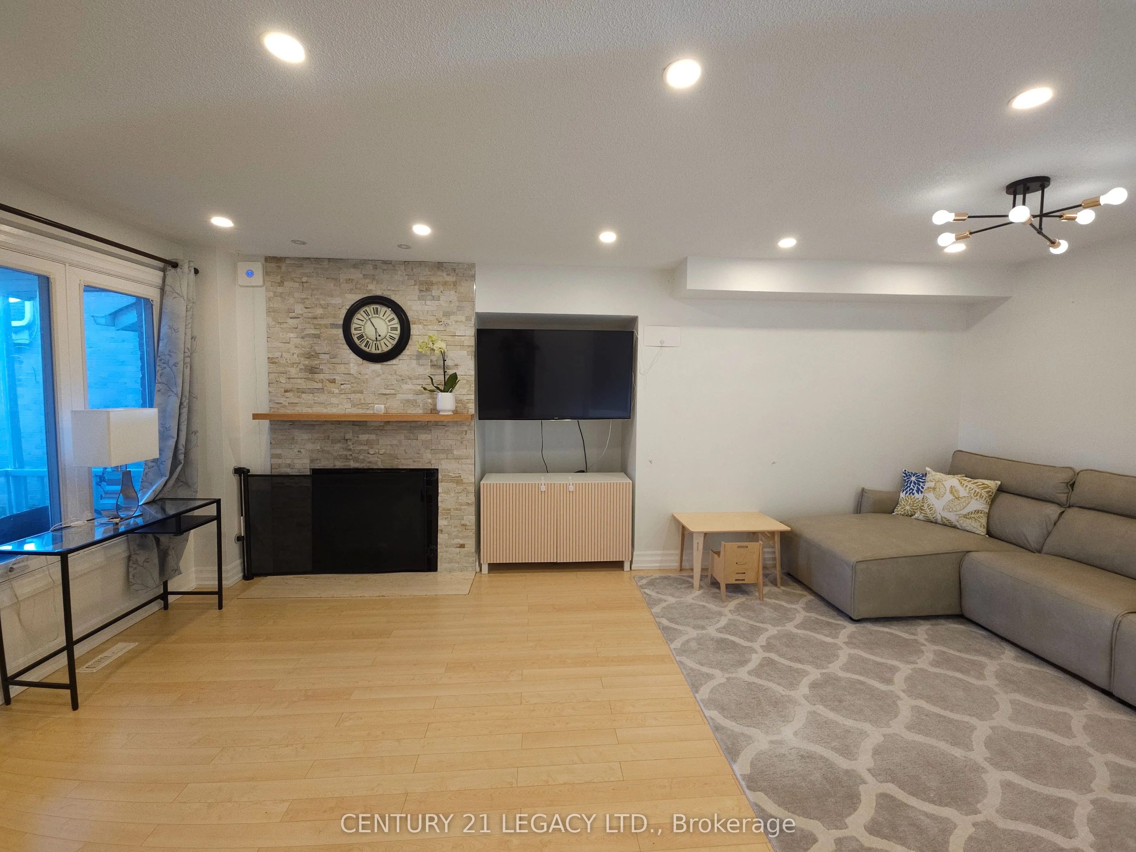 1298 Valerie Crescent