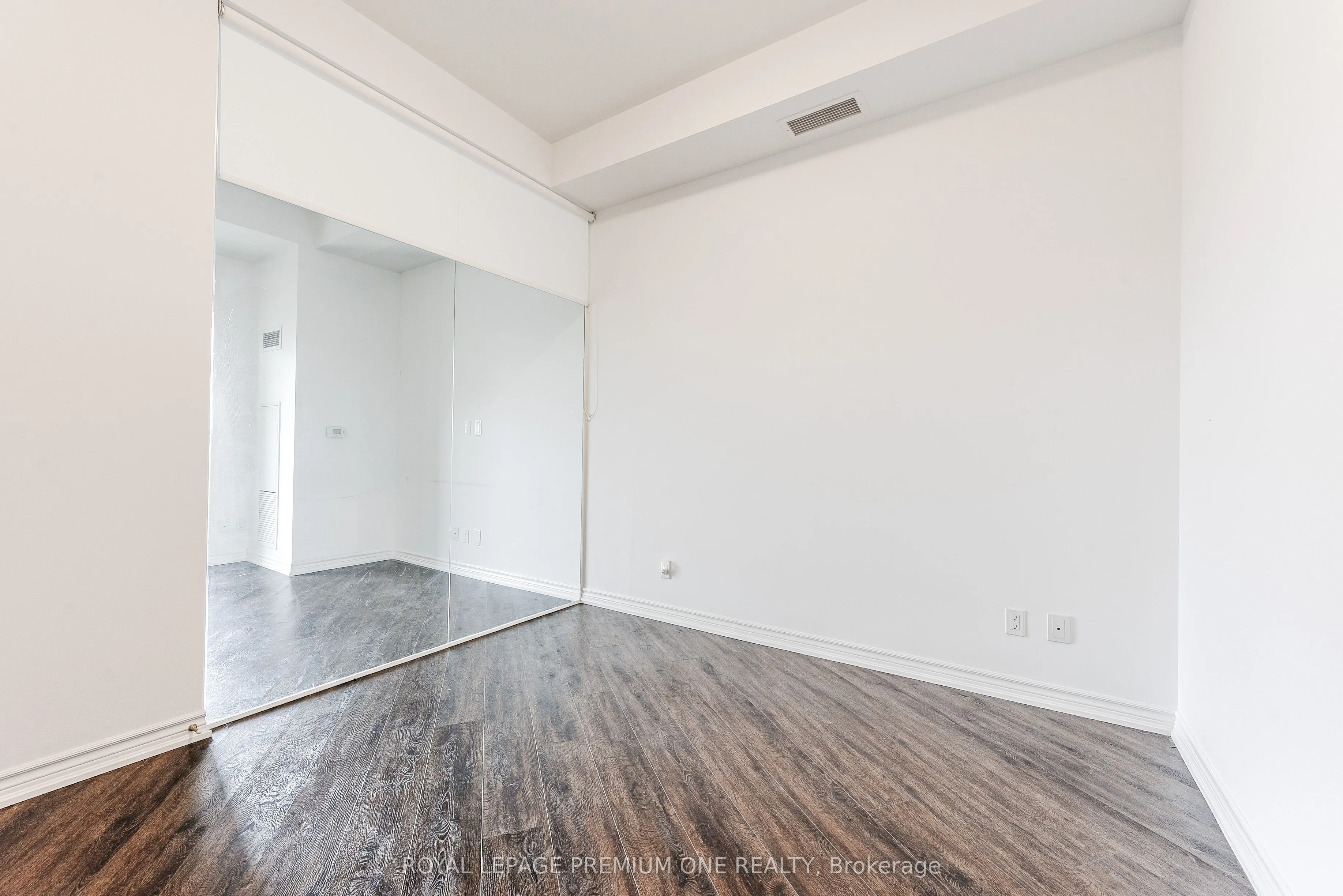 571 Prince Edward Drive N, #516