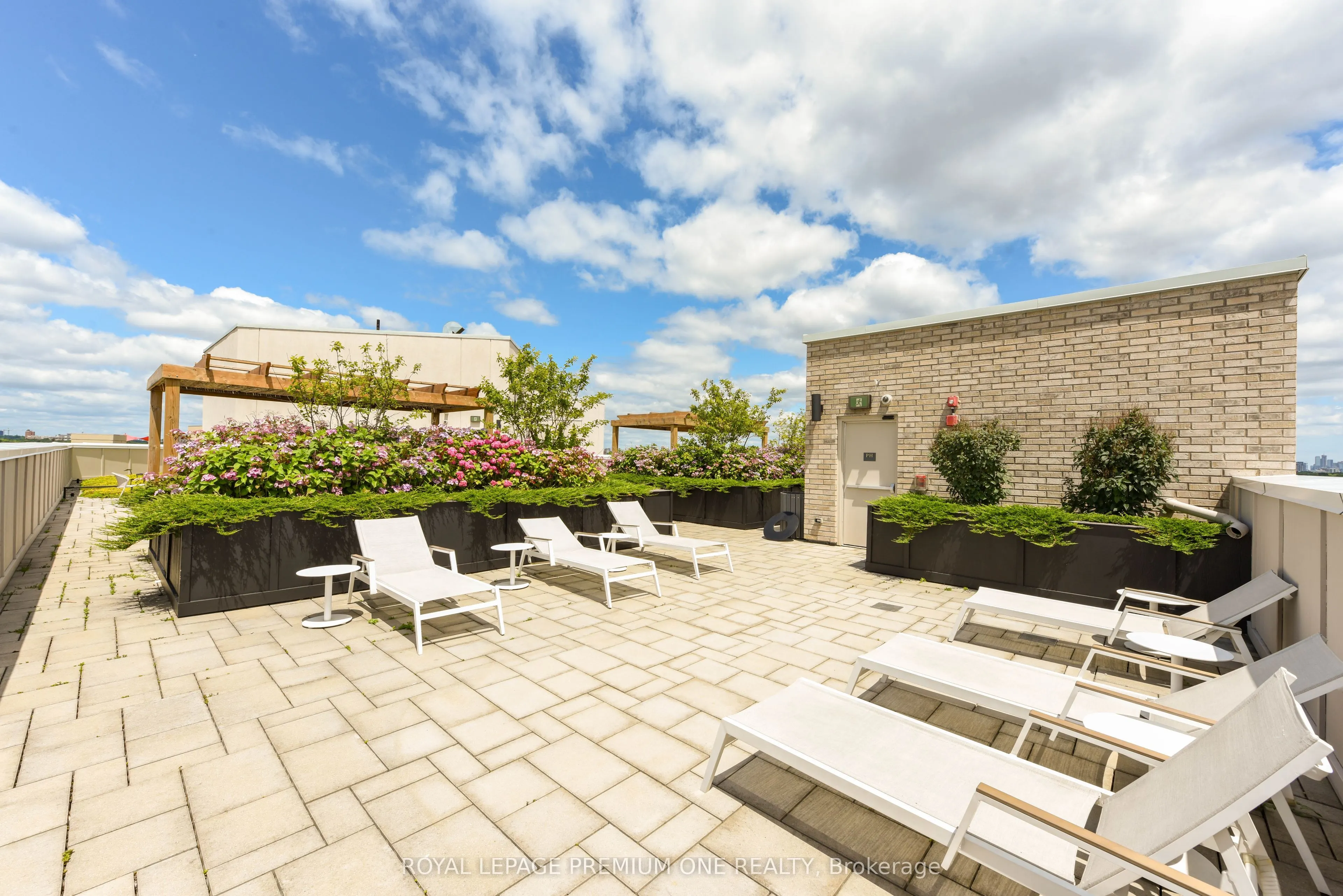 571 Prince Edward Drive N, #516