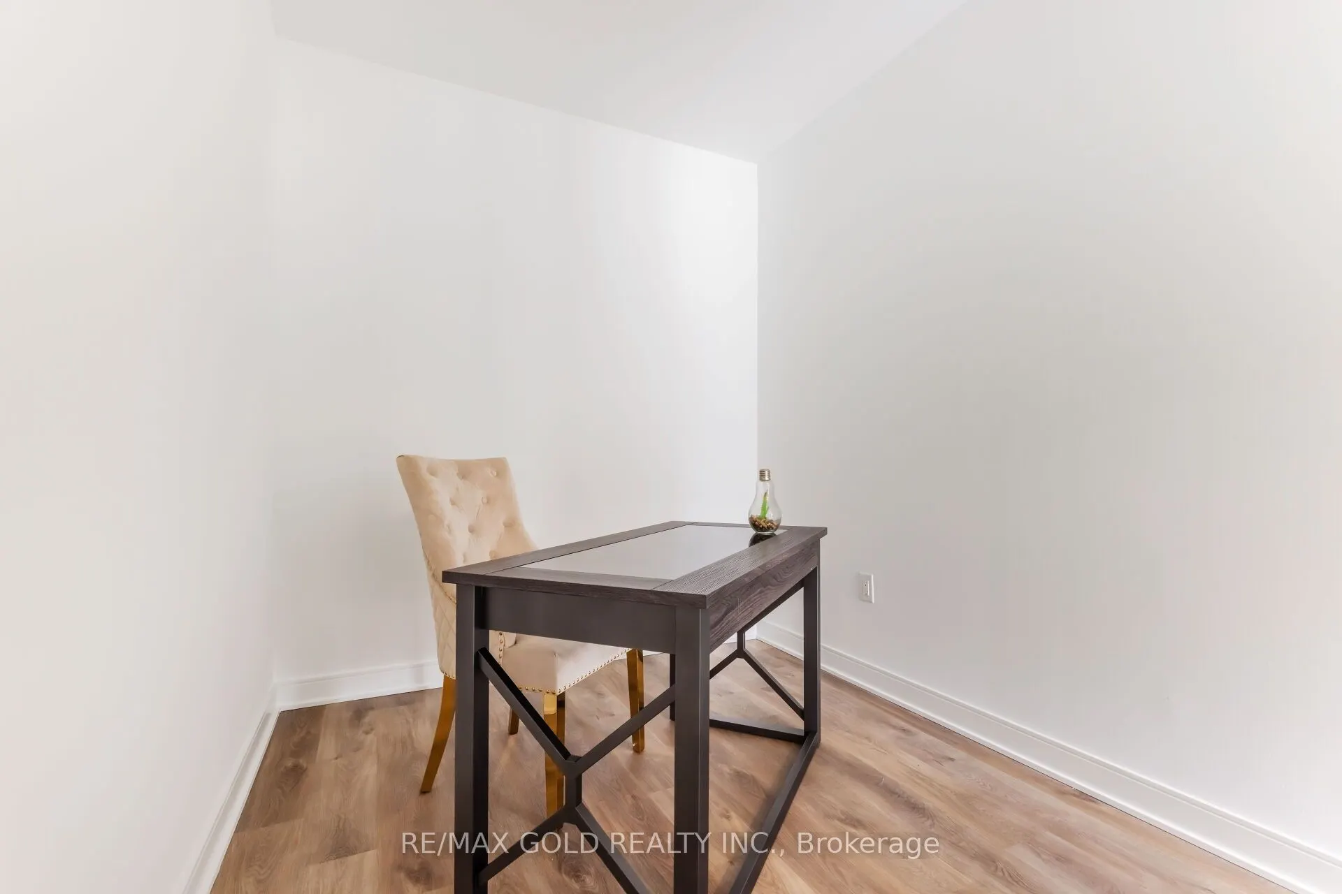 86 dundas Street E, #716