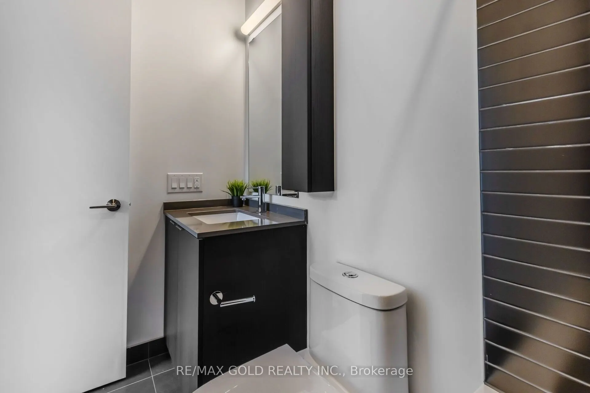 86 dundas Street E, #716