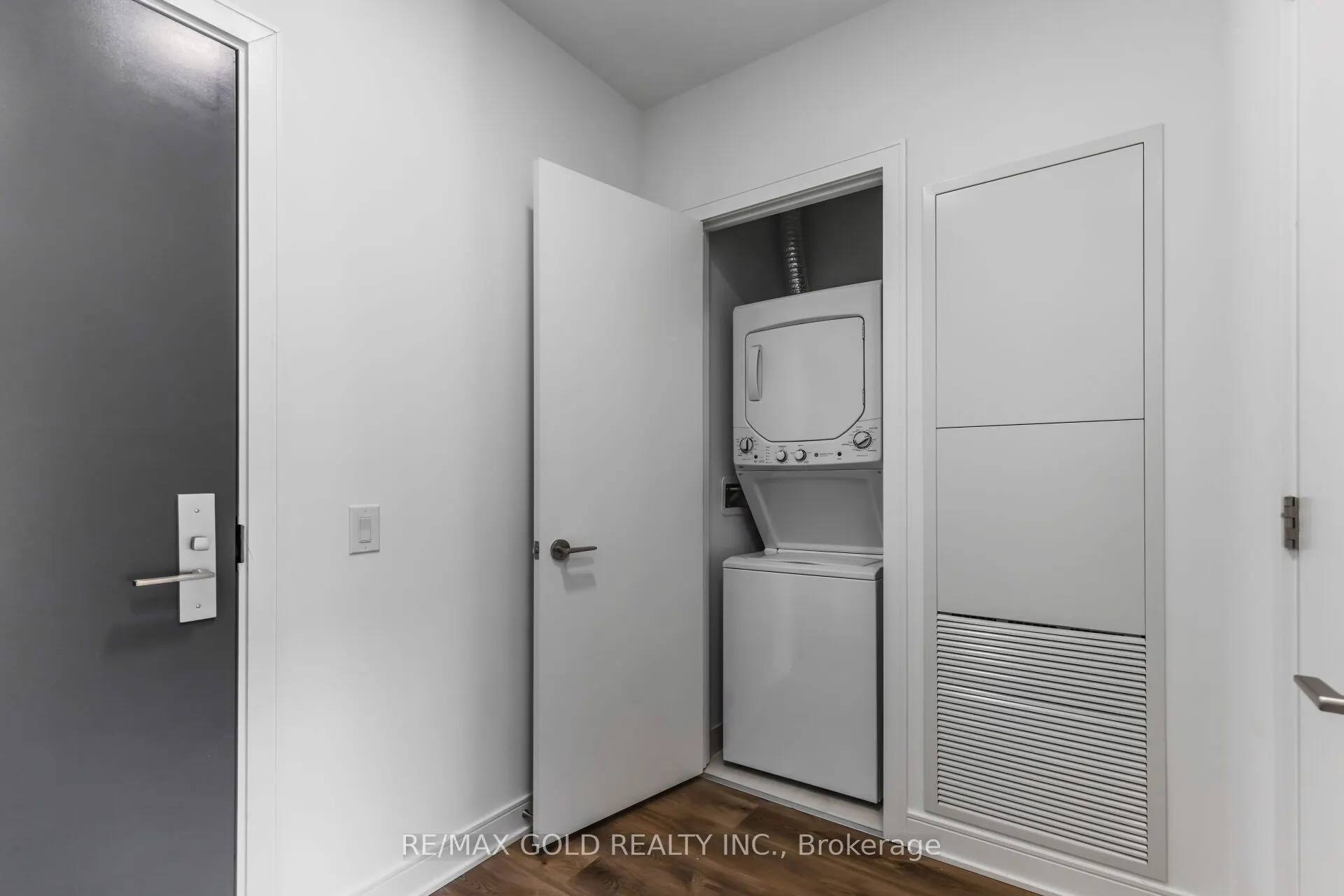 86 dundas Street E, #716