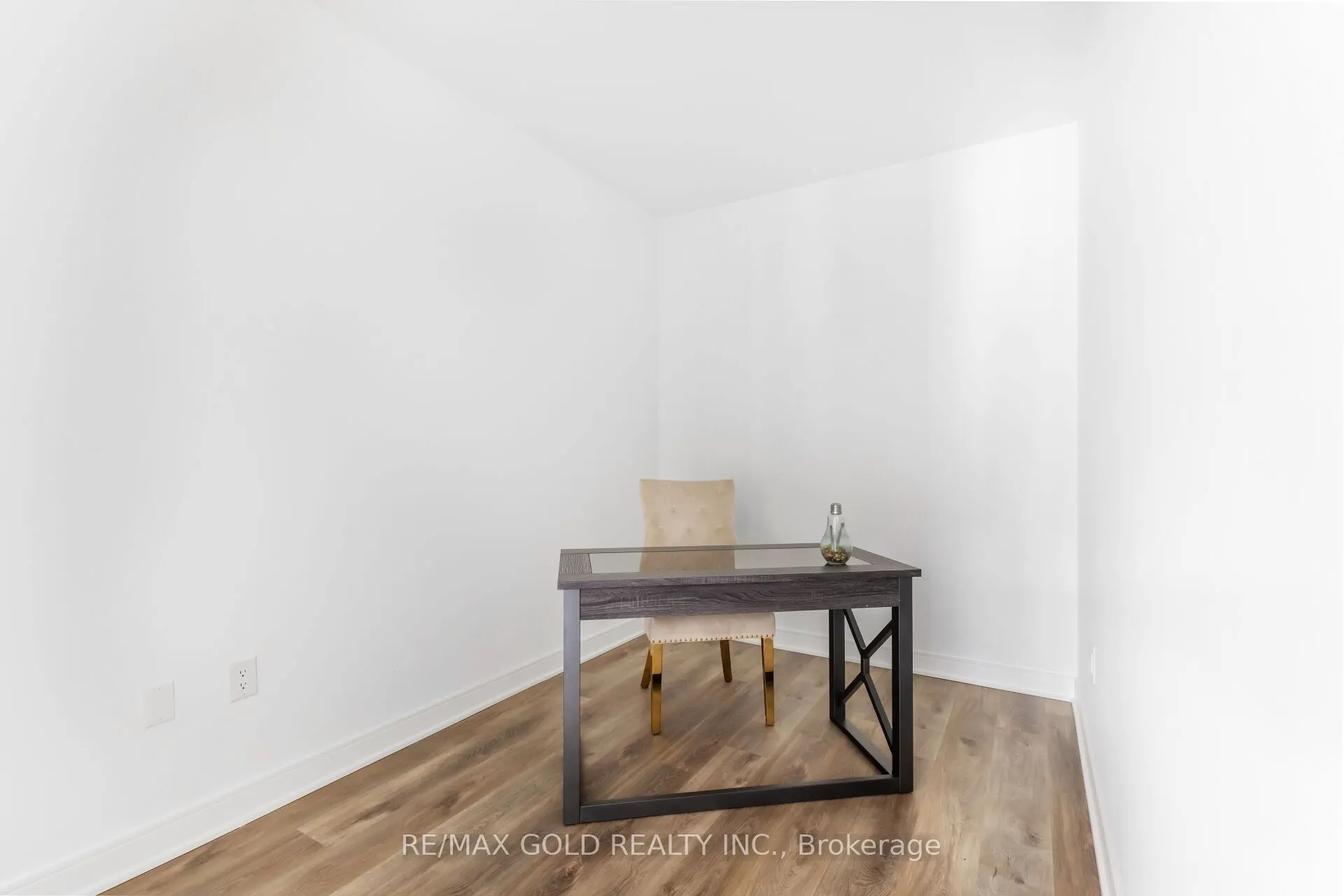 86 dundas Street E, #716