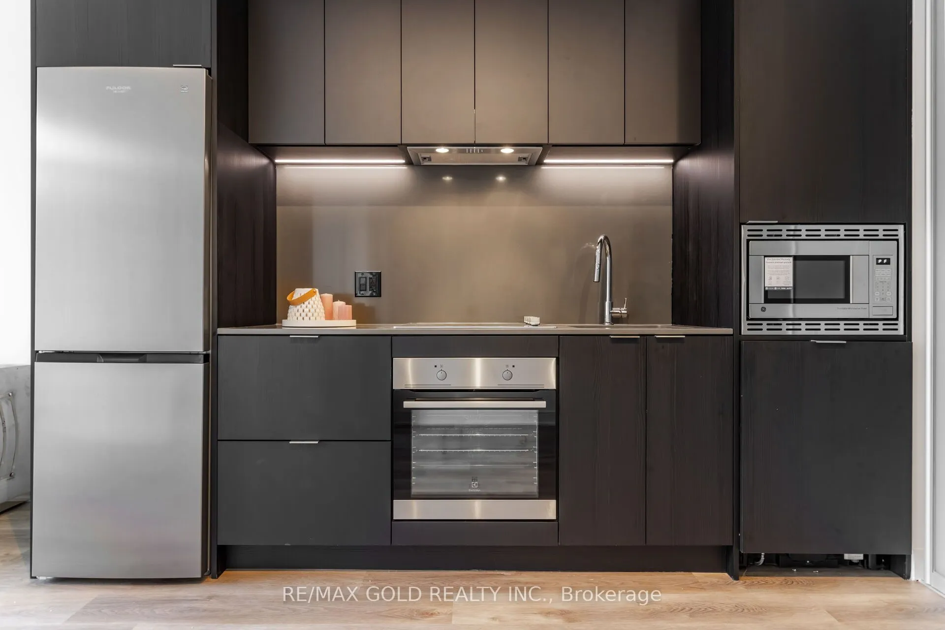 86 dundas Street E, #716