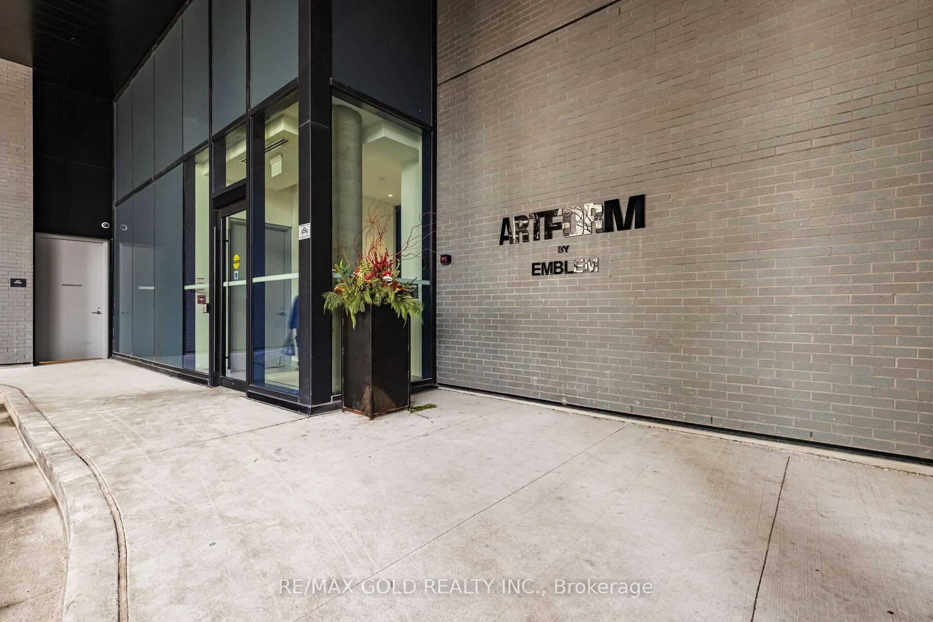86 dundas Street E, #716
