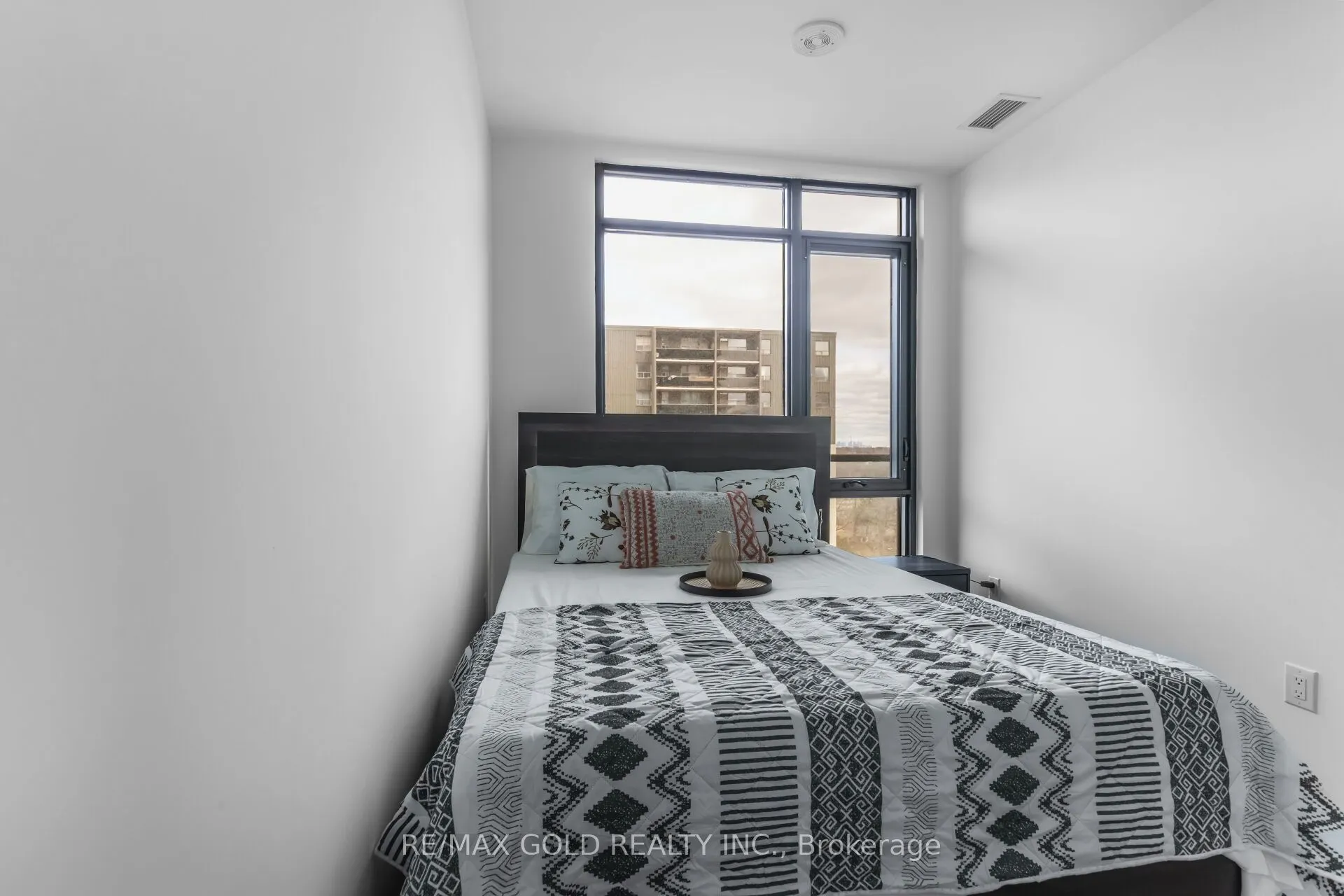 86 dundas Street E, #716