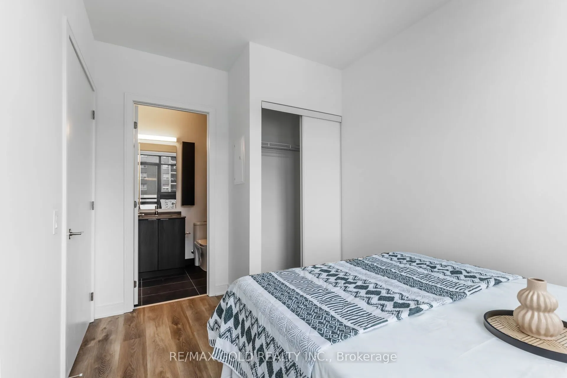 86 dundas Street E, #716