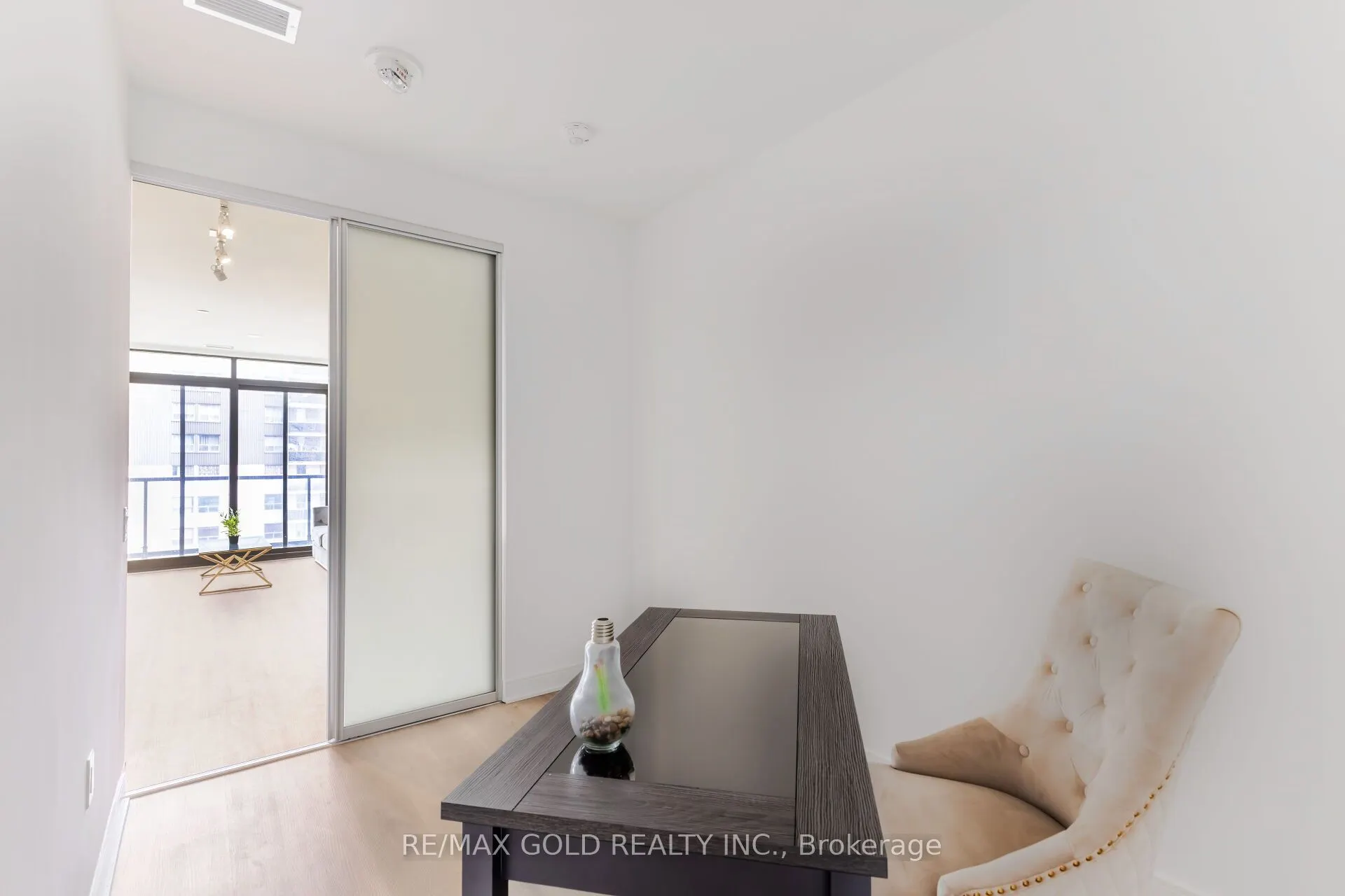 86 dundas Street E, #716