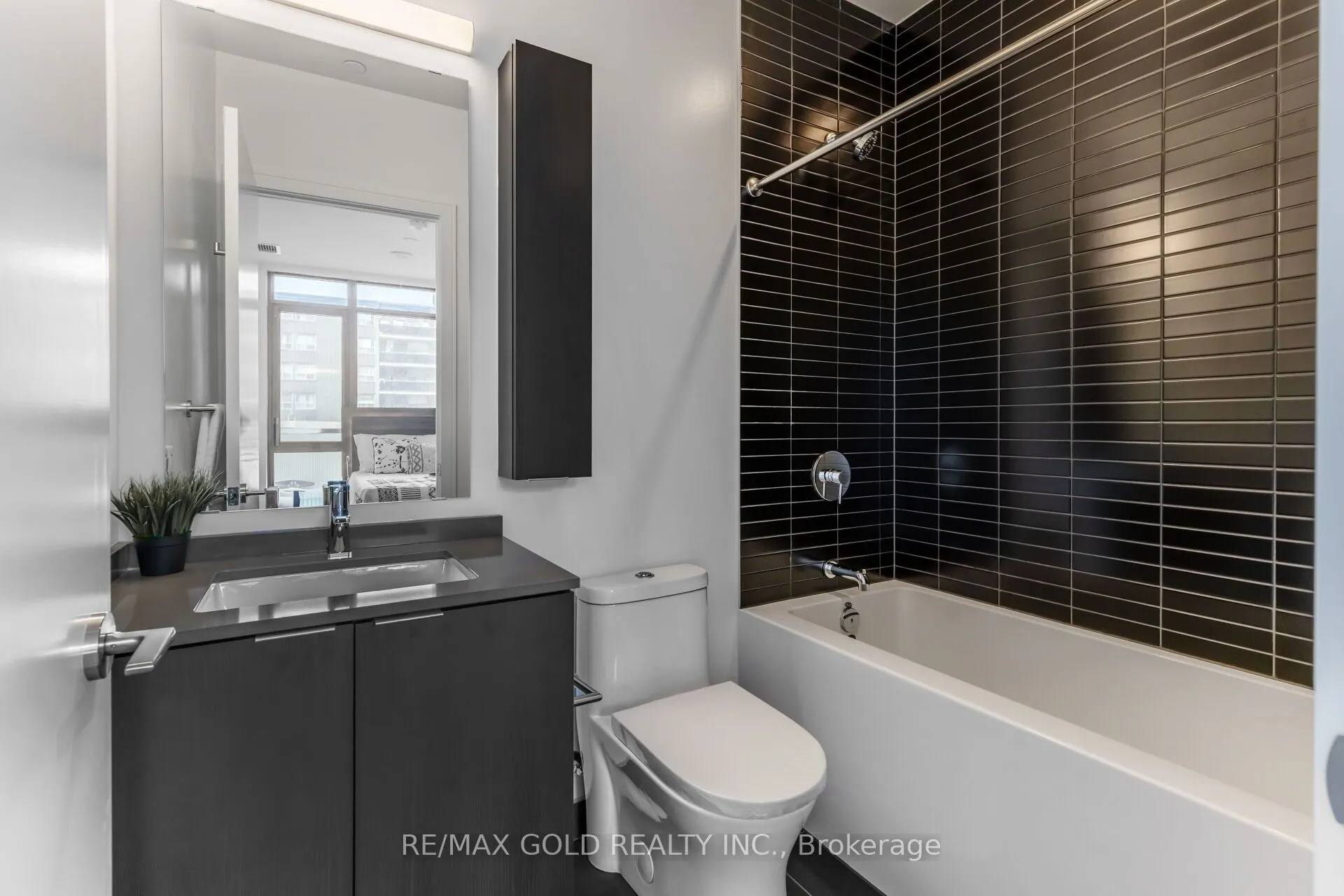 86 dundas Street E, #716