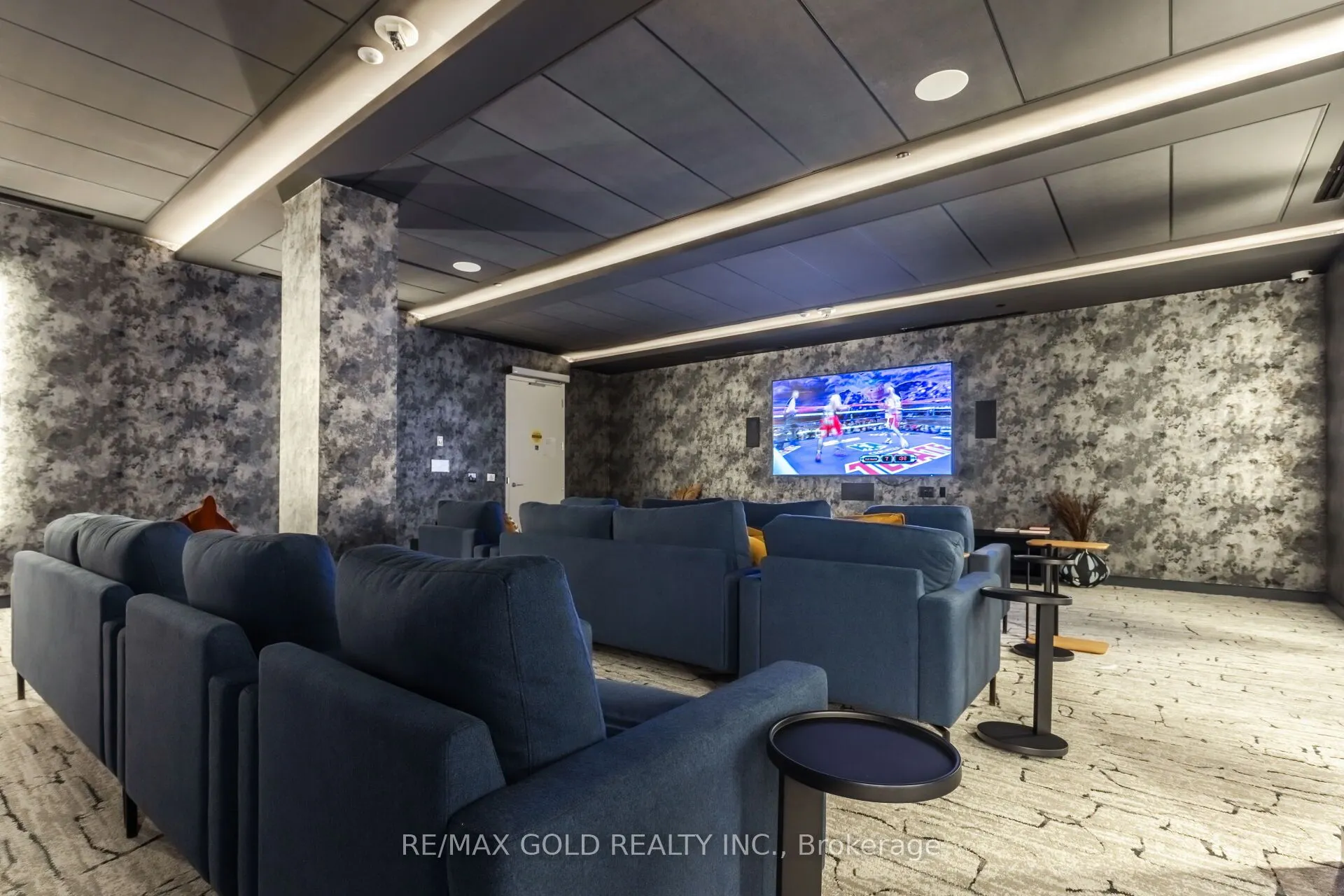 86 dundas Street E, #716