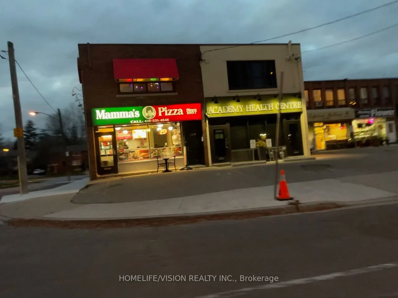 4986A Dundas Street W