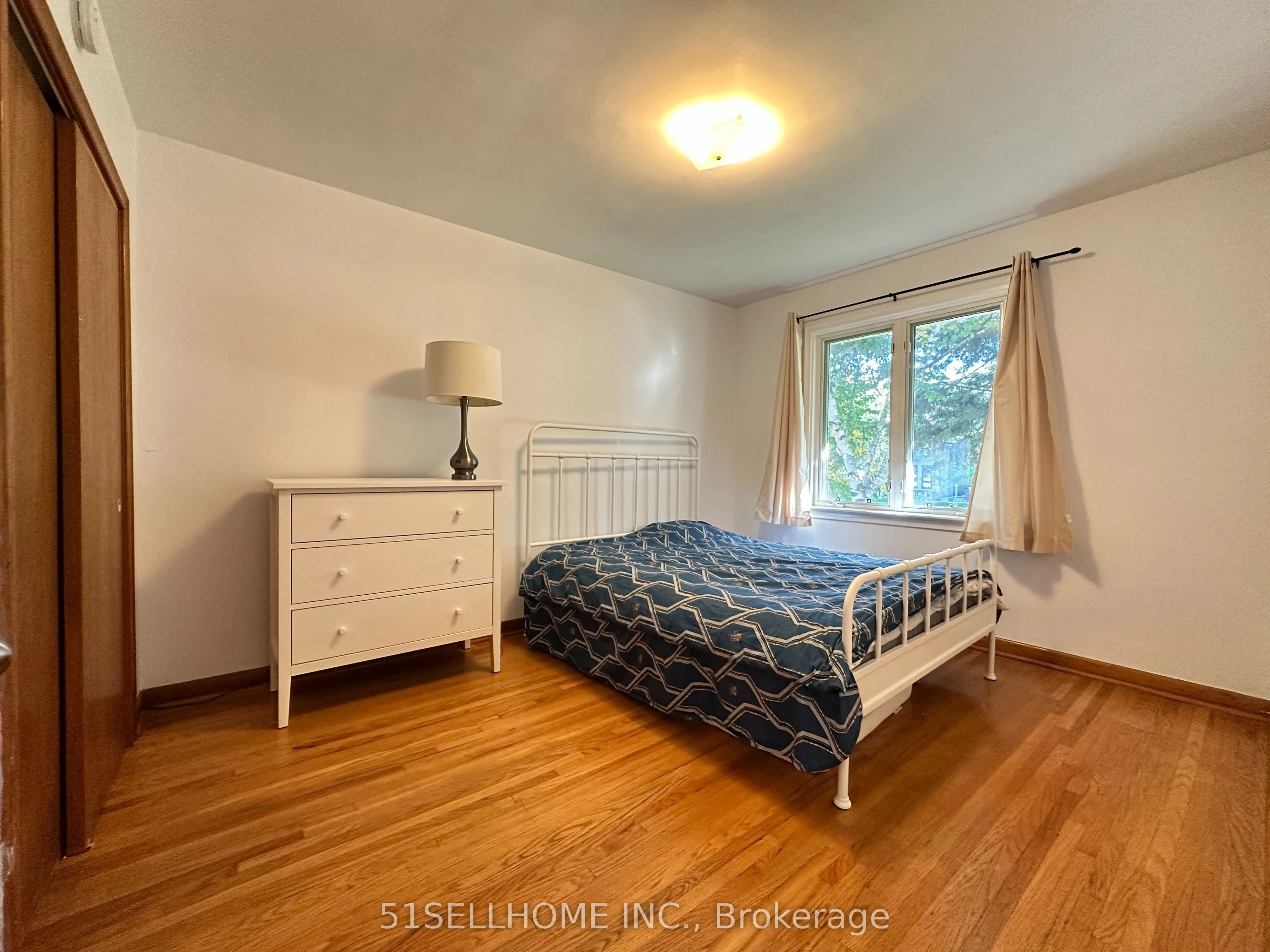 1349 Sedgewick Crescent