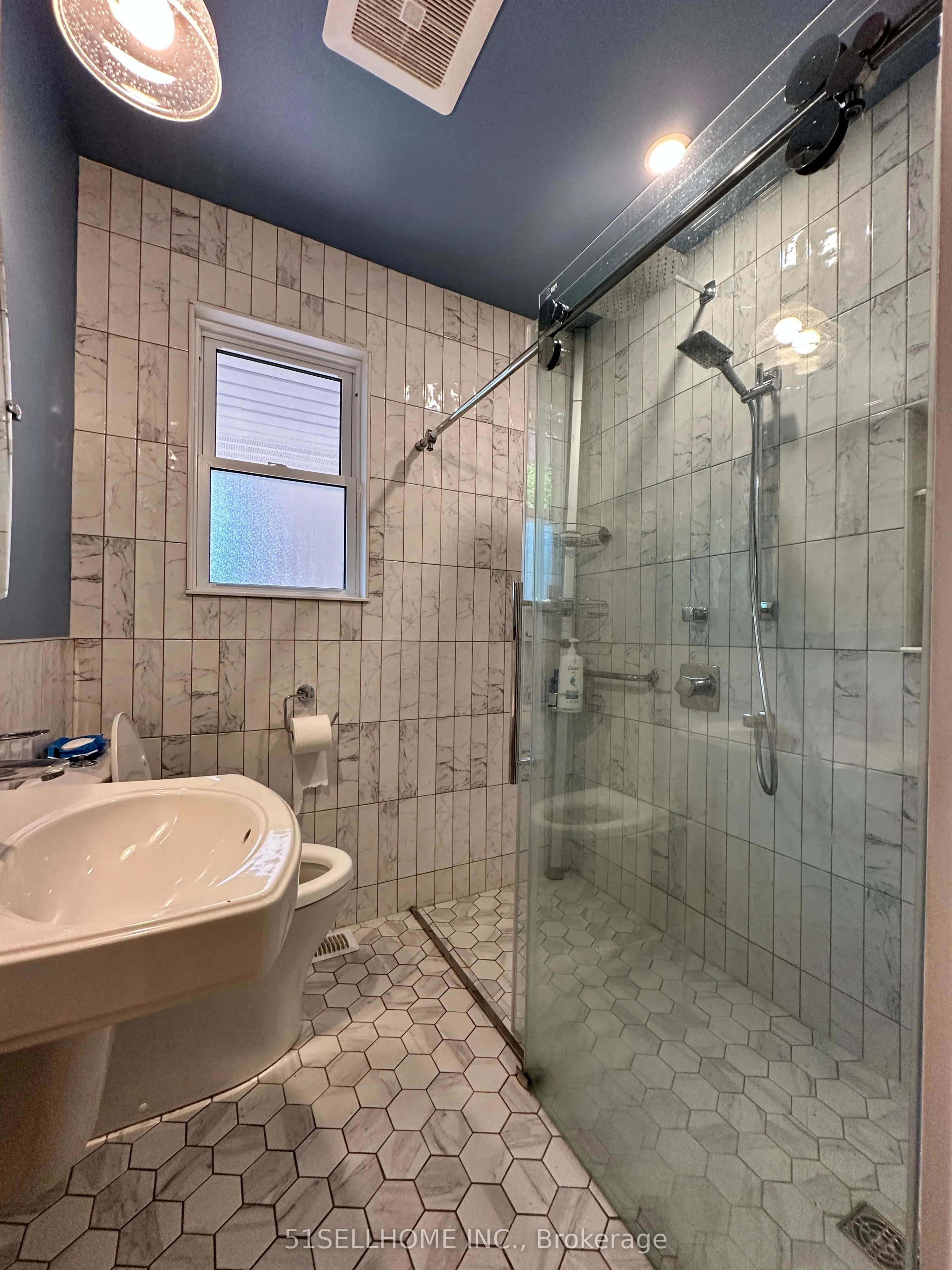 1349 Sedgewick Crescent