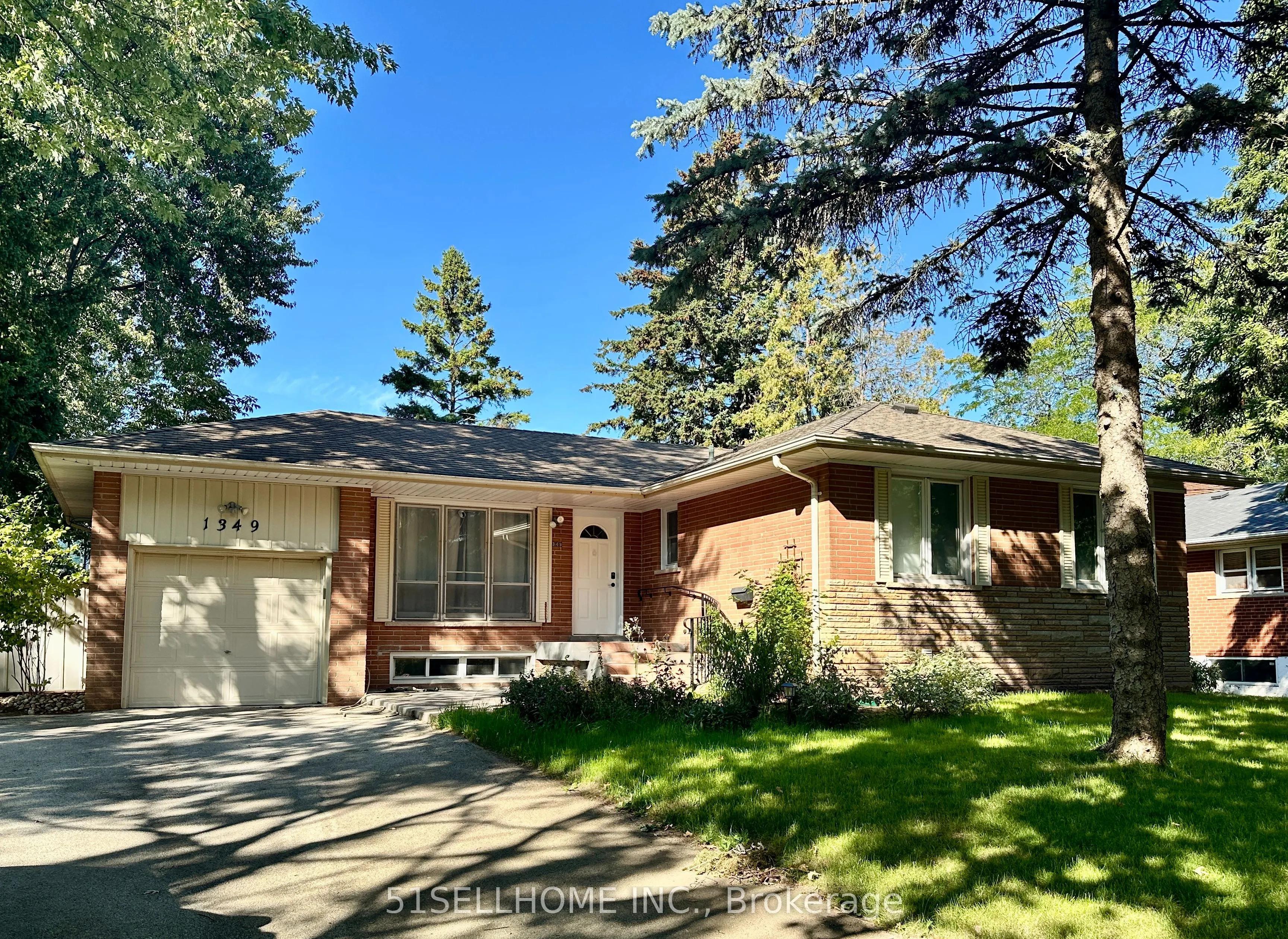 1349 Sedgewick Crescent