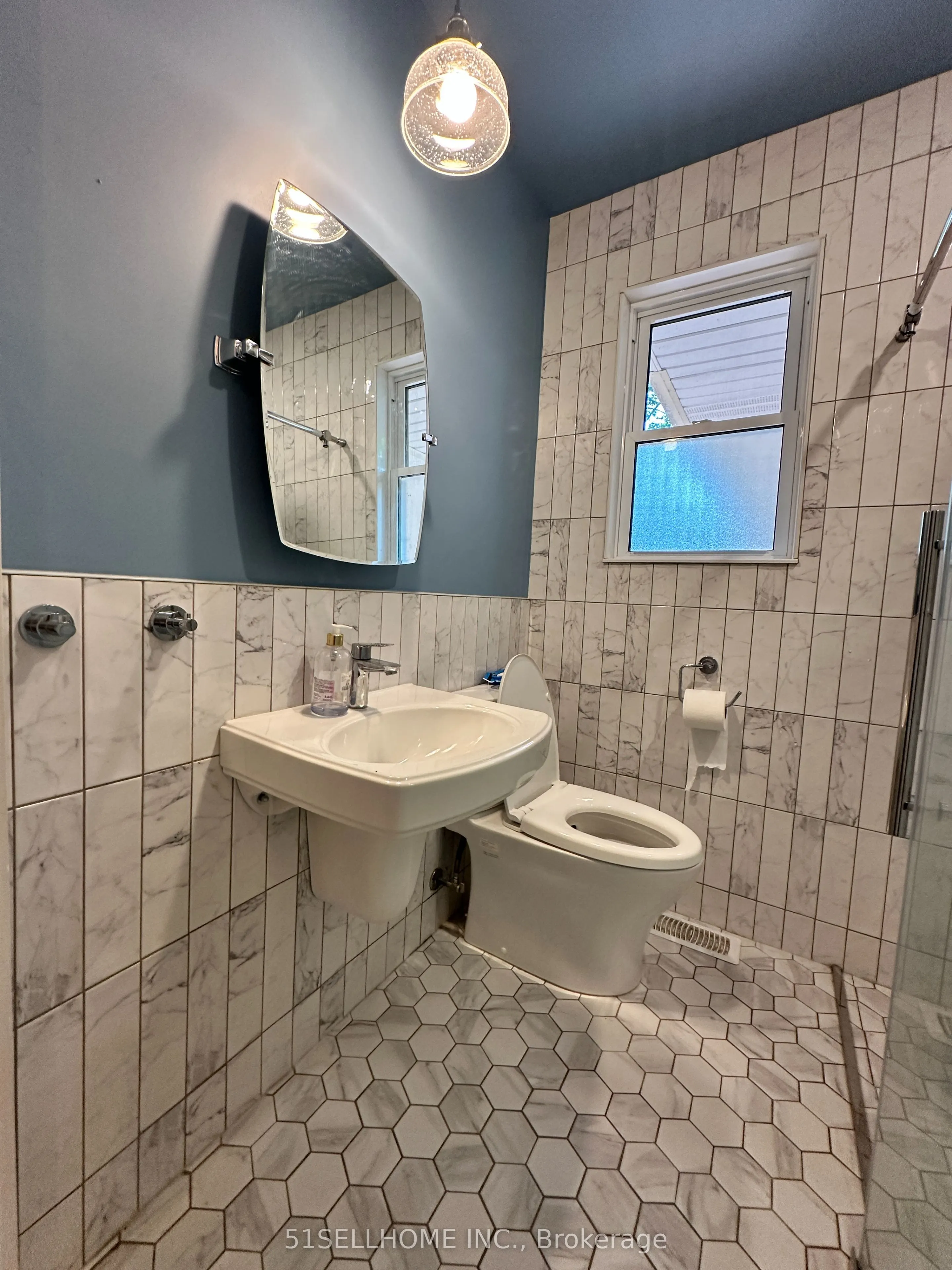 1349 Sedgewick Crescent