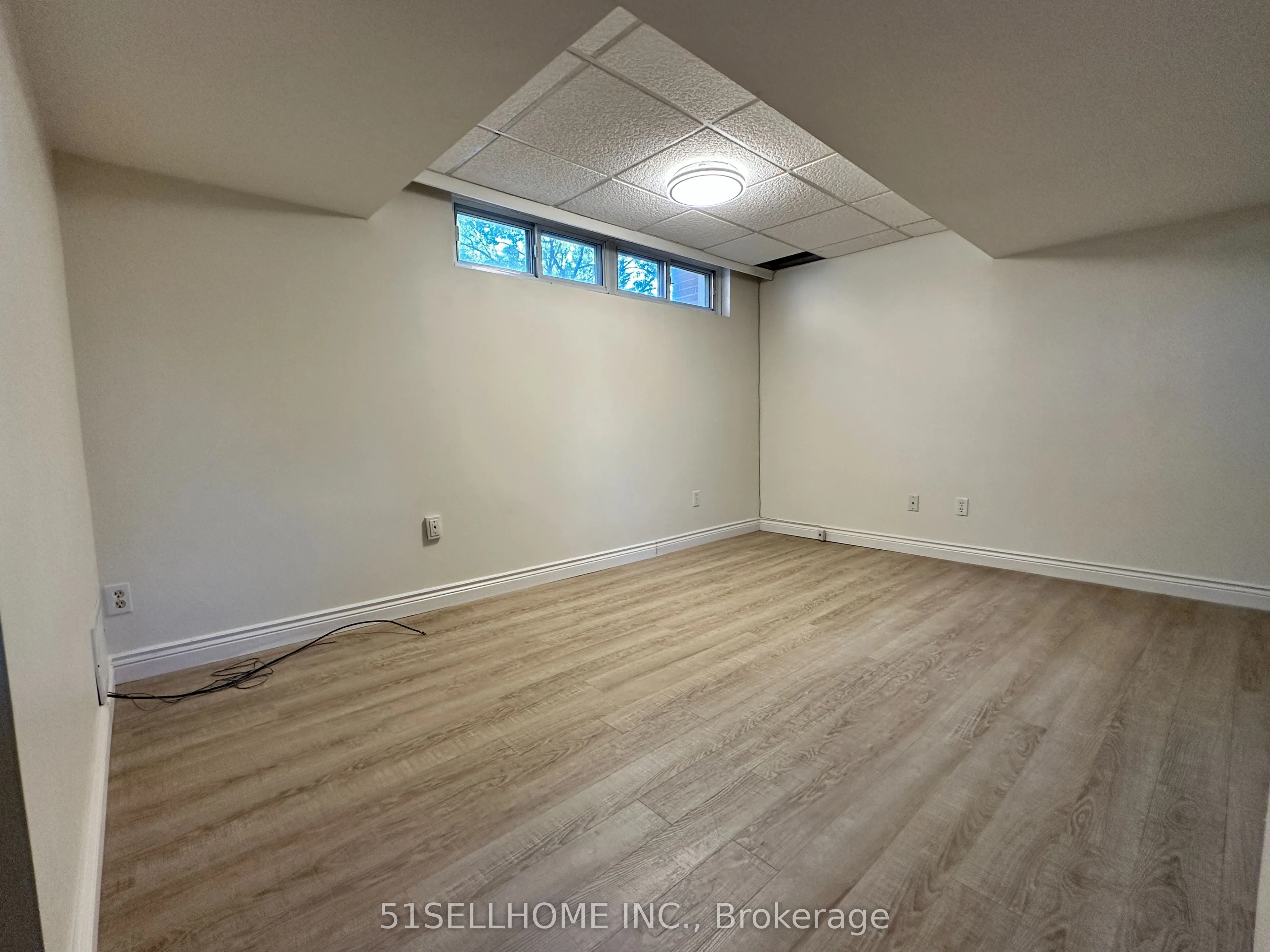 1349 Sedgewick Crescent
