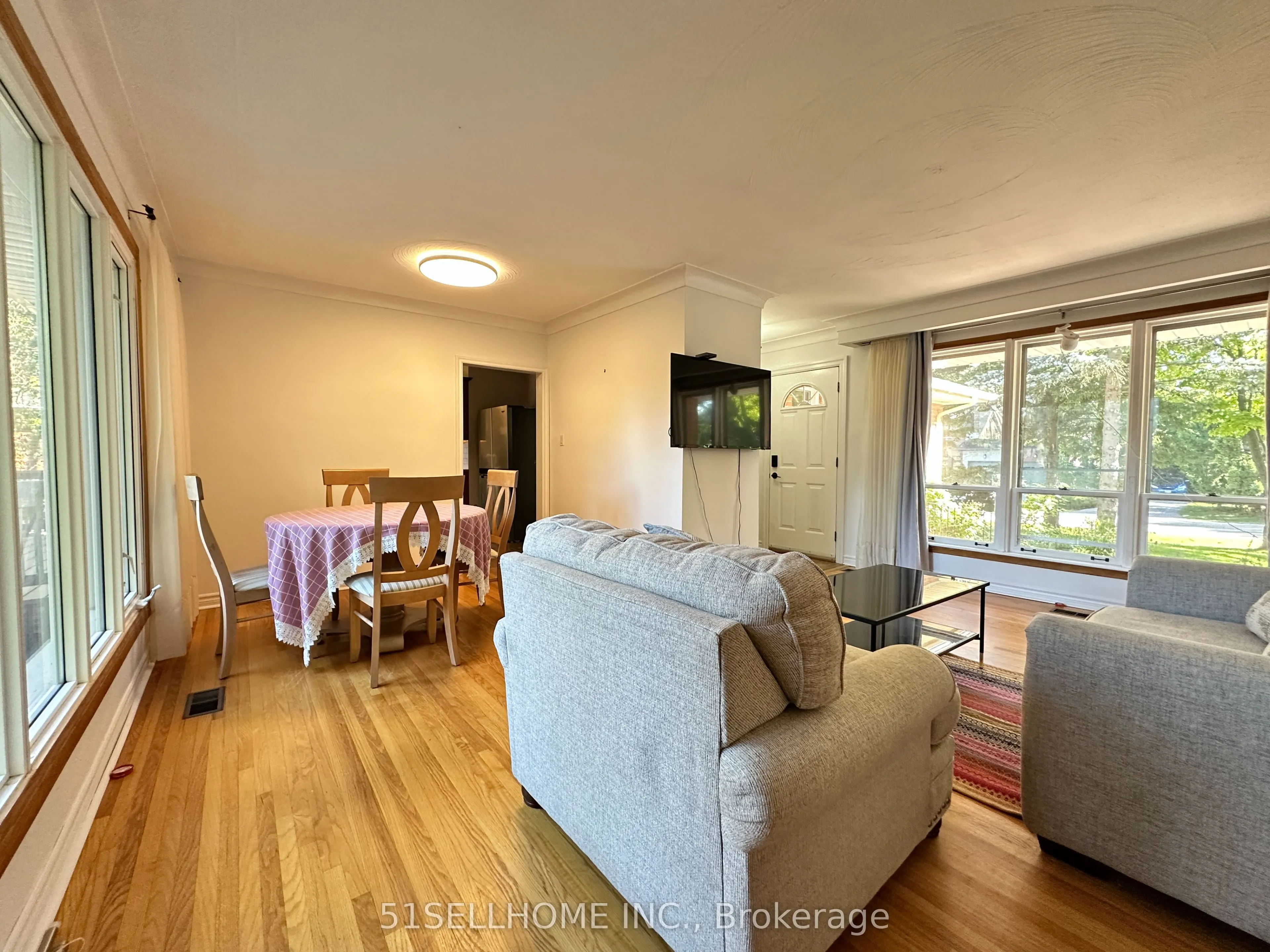 1349 Sedgewick Crescent