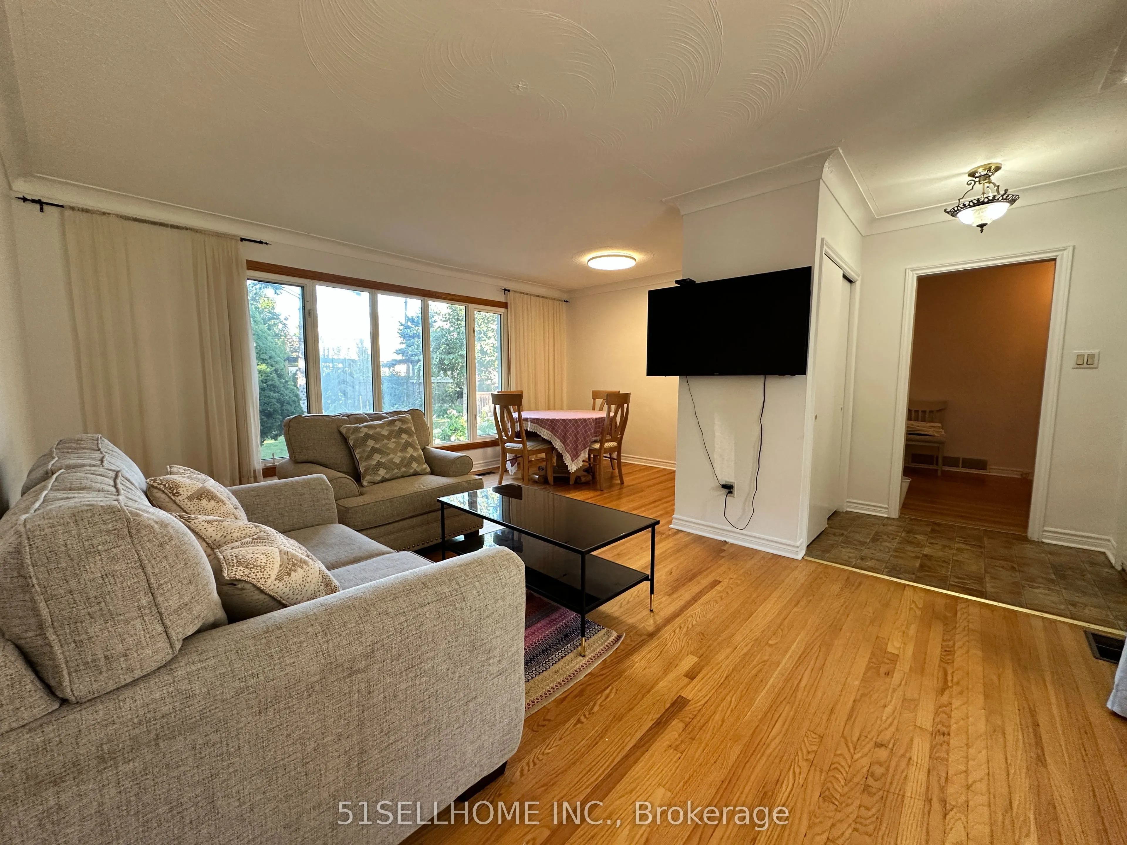 1349 Sedgewick Crescent