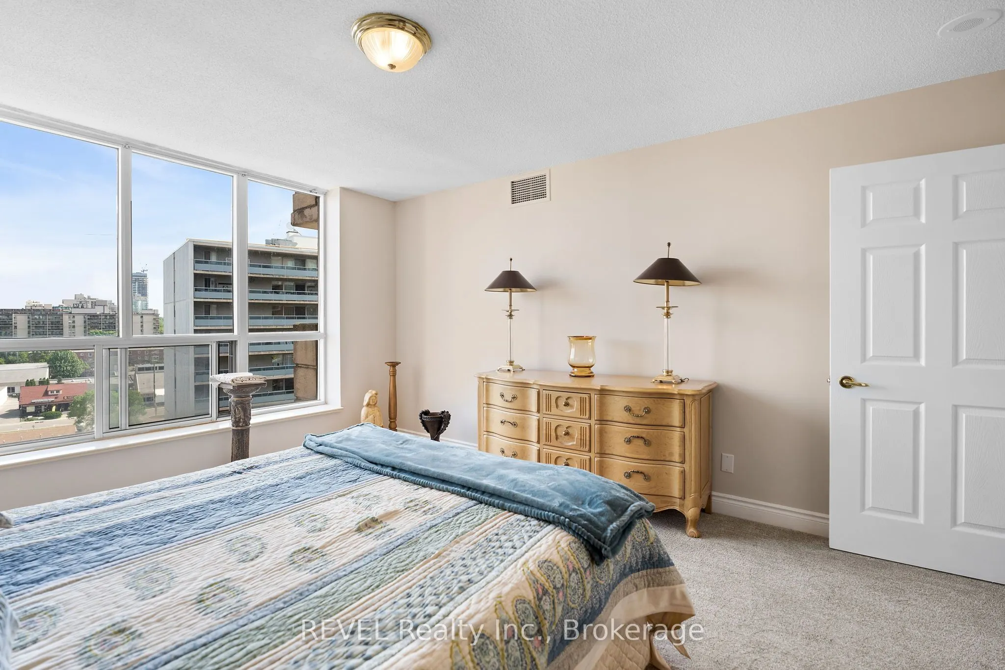 442 Maple Avenue, #905